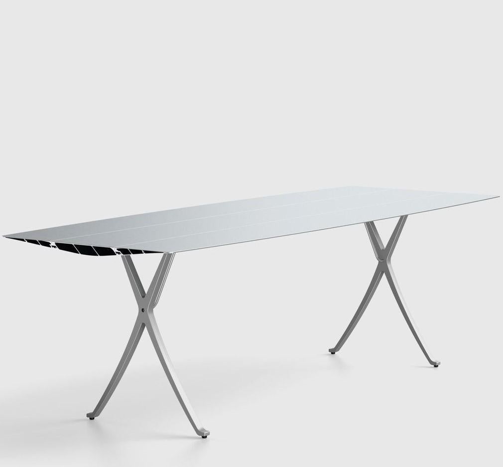 Petite table en acier inoxydable B de Konstantin Grcic
Dimensions : P 120 x L 240 x H 74 cm 
Matériaux : plateau de table en aluminium extrudé avec extrémités ouvertes coupées à 45º. La surface peut être stratifiée dans un effet chêne naturel avec