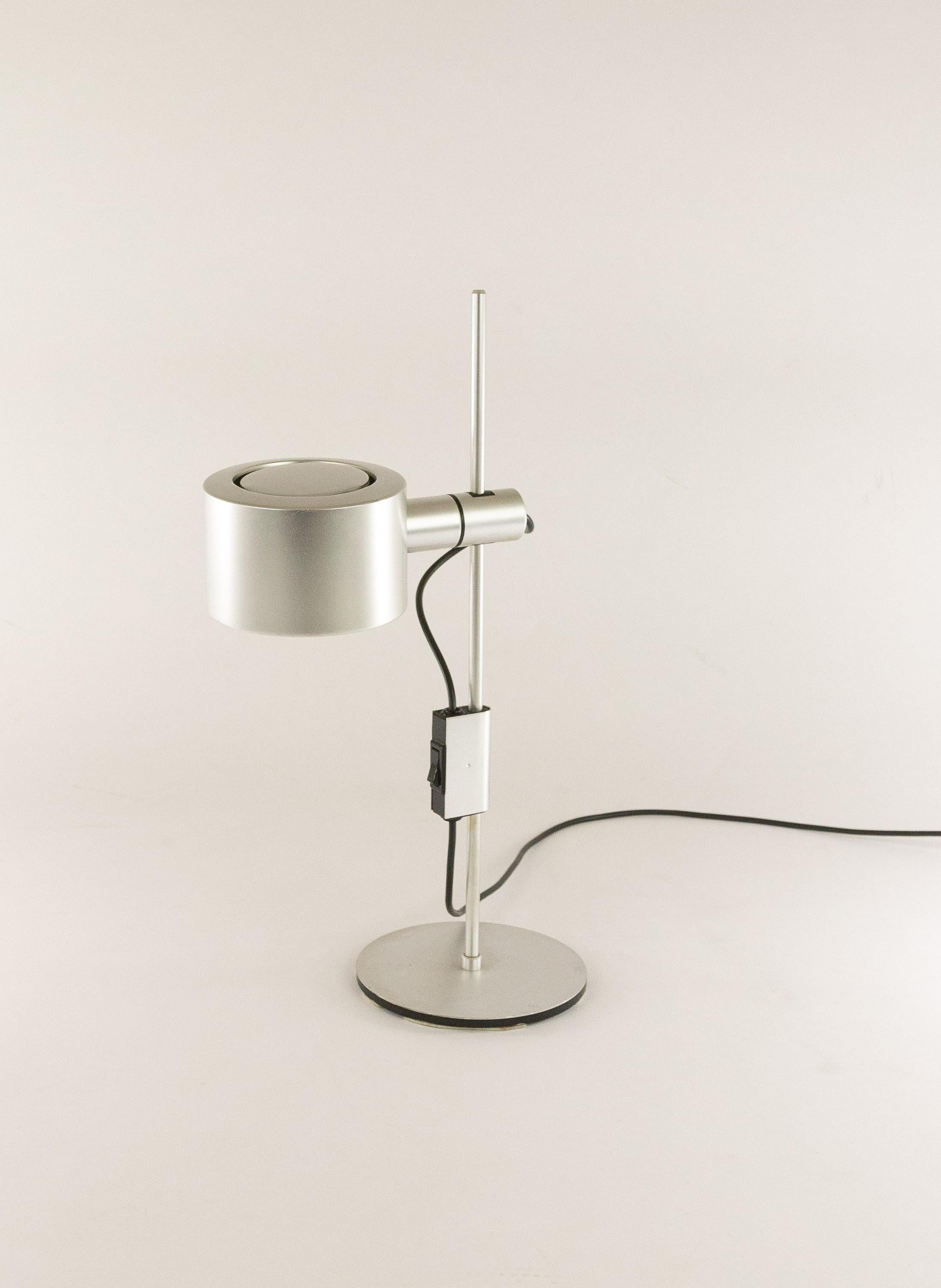 Aluminum desk lamp by Ronald Homes for Conelight Limited. The shade of the lamp is adjustable in height and rotatable.

The lamp is in very good condition considering its age and the material used.

This model is regularly wrongly attributed to