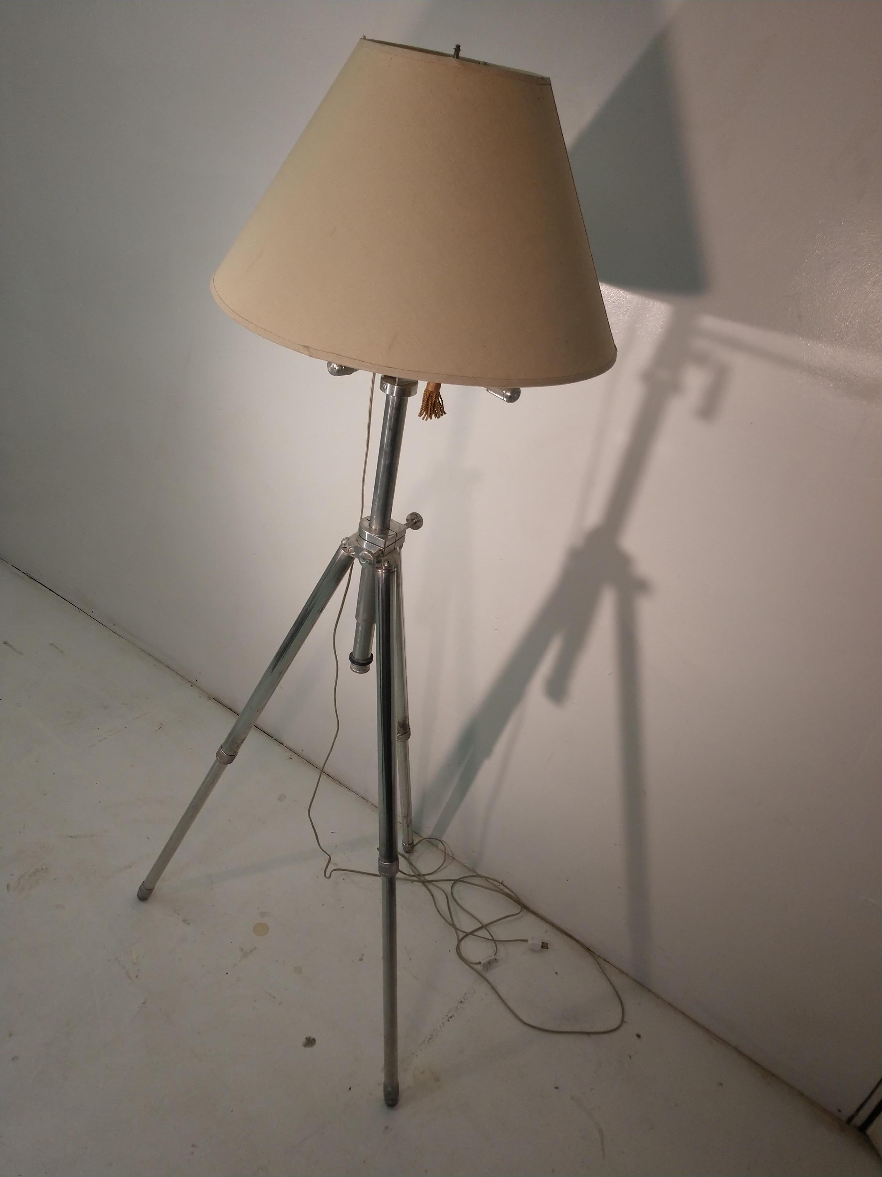 Aluminum Telescopic Tripod Floor Lamp Fully Adjustable In Good Condition In Port Jervis, NY