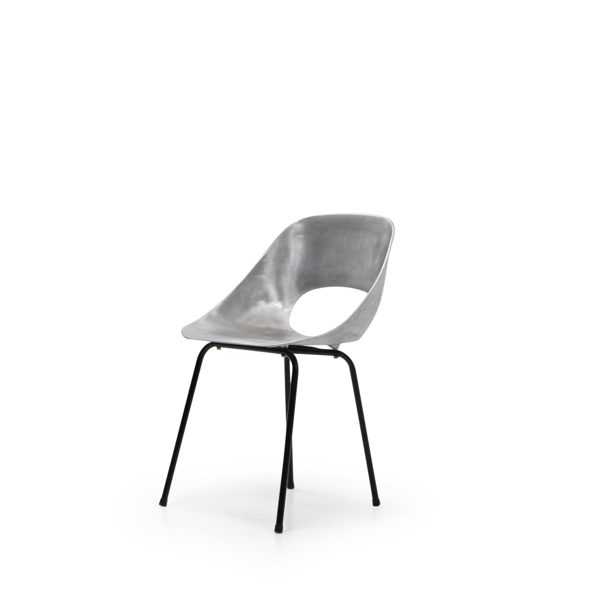 Mid-Century moderno Sedia Tonneau in alluminio di Pierre Guariche per Steiner, anni '50 in vendita