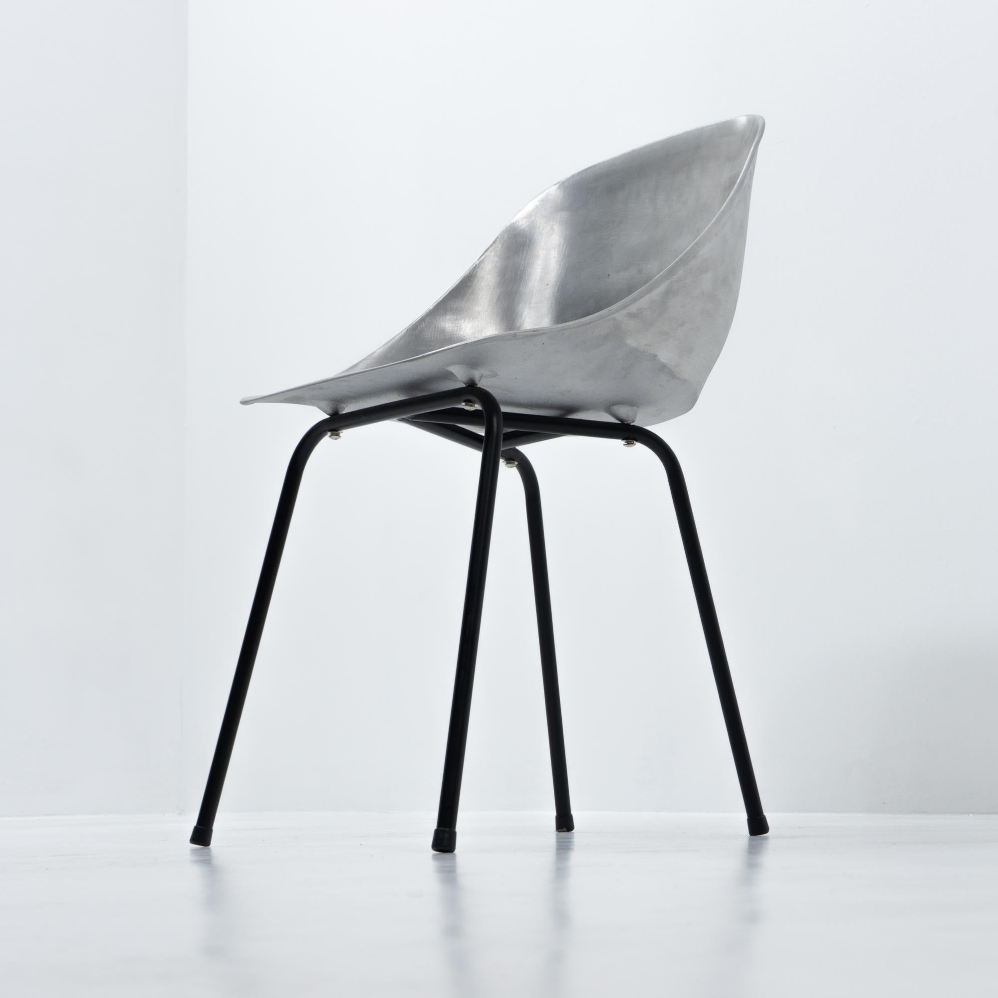 Metà XX secolo Sedia Tonneau in alluminio di Pierre Guariche per Steiner, anni '50 in vendita