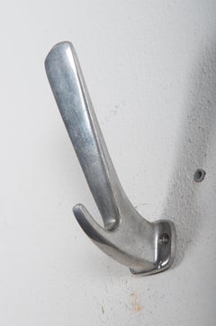 Appendiabiti da parete in alluminio attribuiti a Oswald Haerdtl