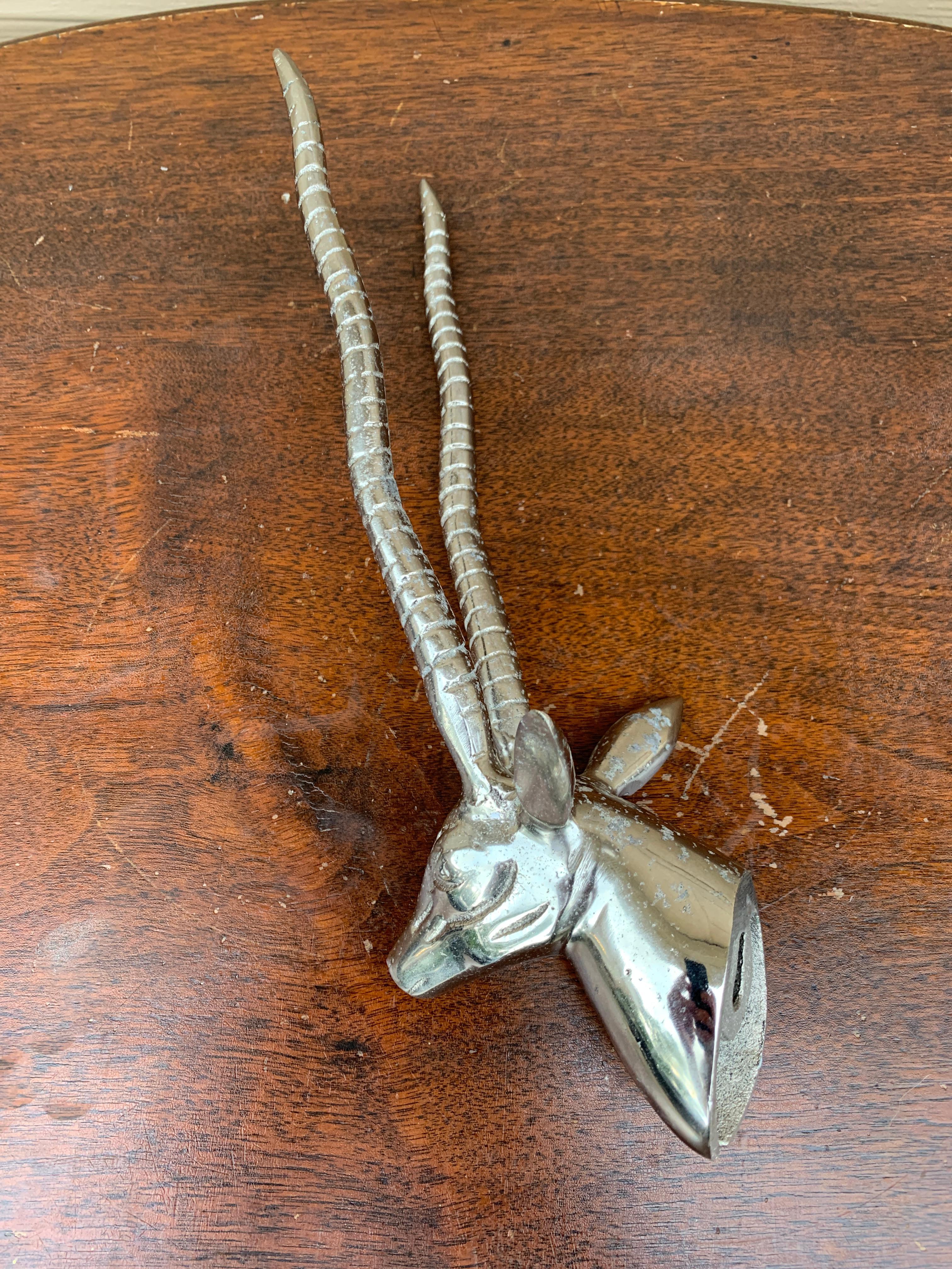 Wandmontierter Antelope-Kopf aus Aluminium (Moderne) im Angebot