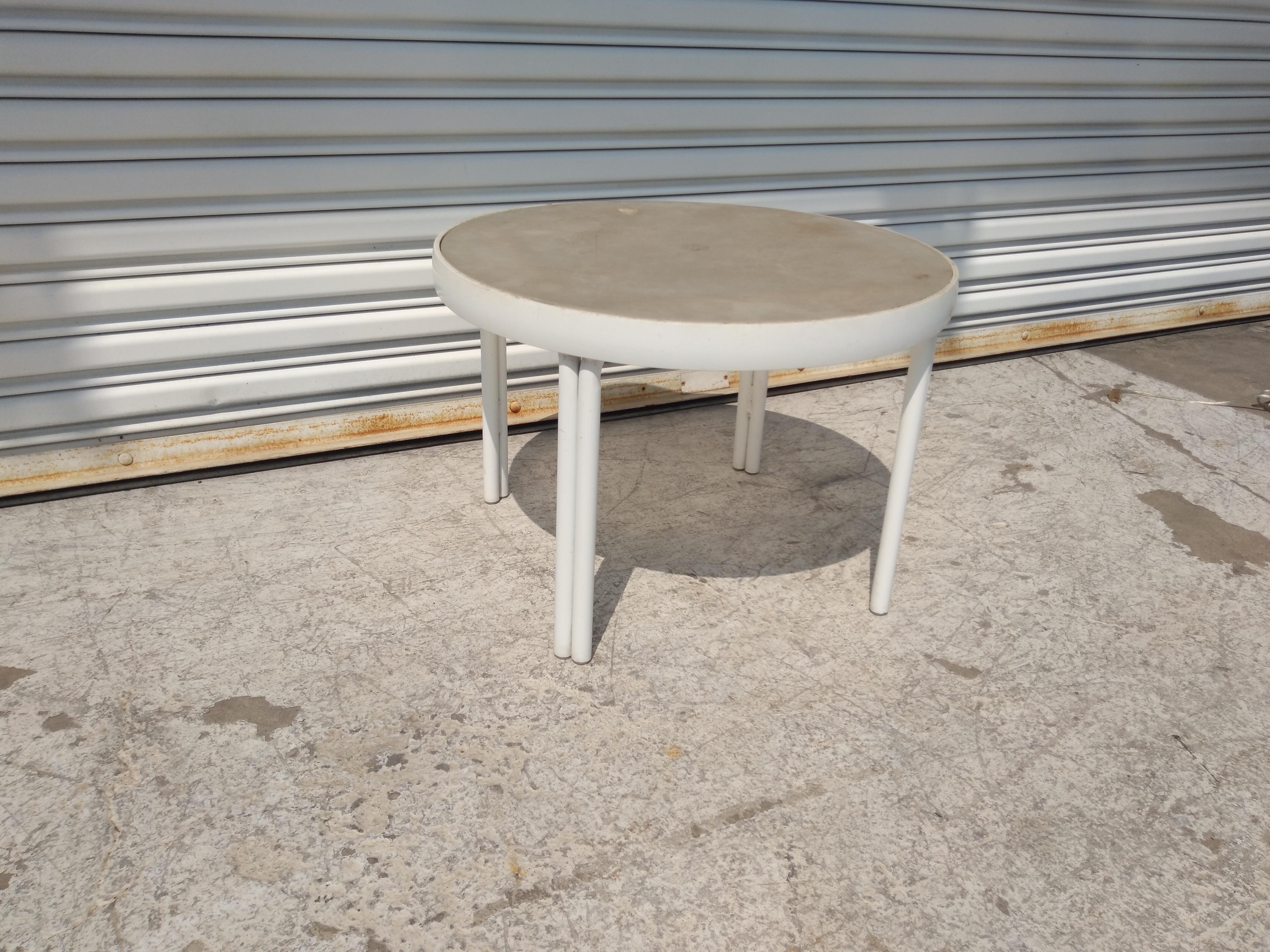 Cette table d'appoint/café pour patio extérieur est fabriquée en aluminium. La partie supérieure est en plexiglas. Il s'agit d'un bel ajout à la décoration de votre piscine ou de votre patio. 