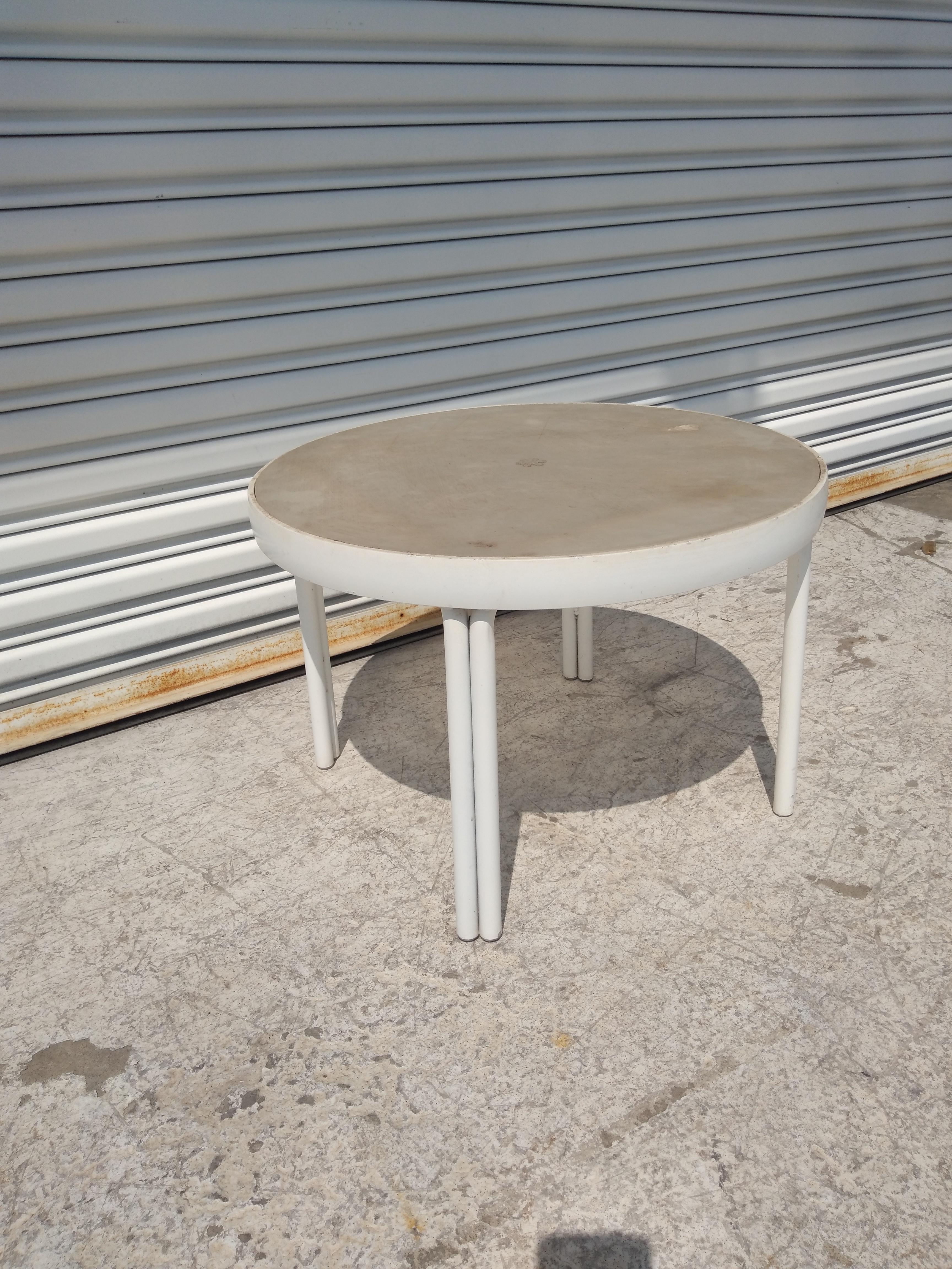 Américain Table d'appoint/café en aluminium avec plateau en plexiglas pour patio en vente