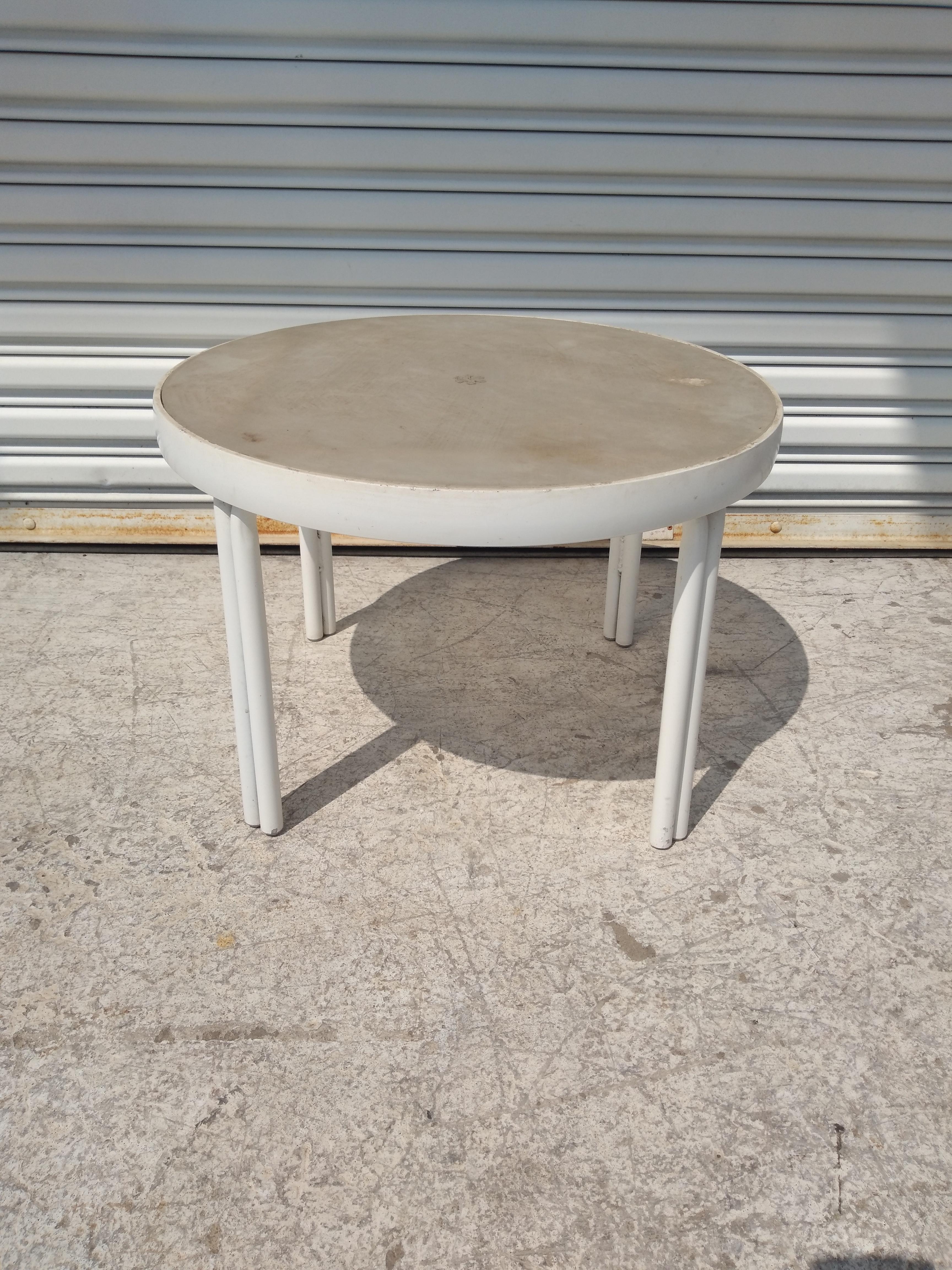 Table d'appoint/café en aluminium avec plateau en plexiglas pour patio Bon état - En vente à Pasadena, TX