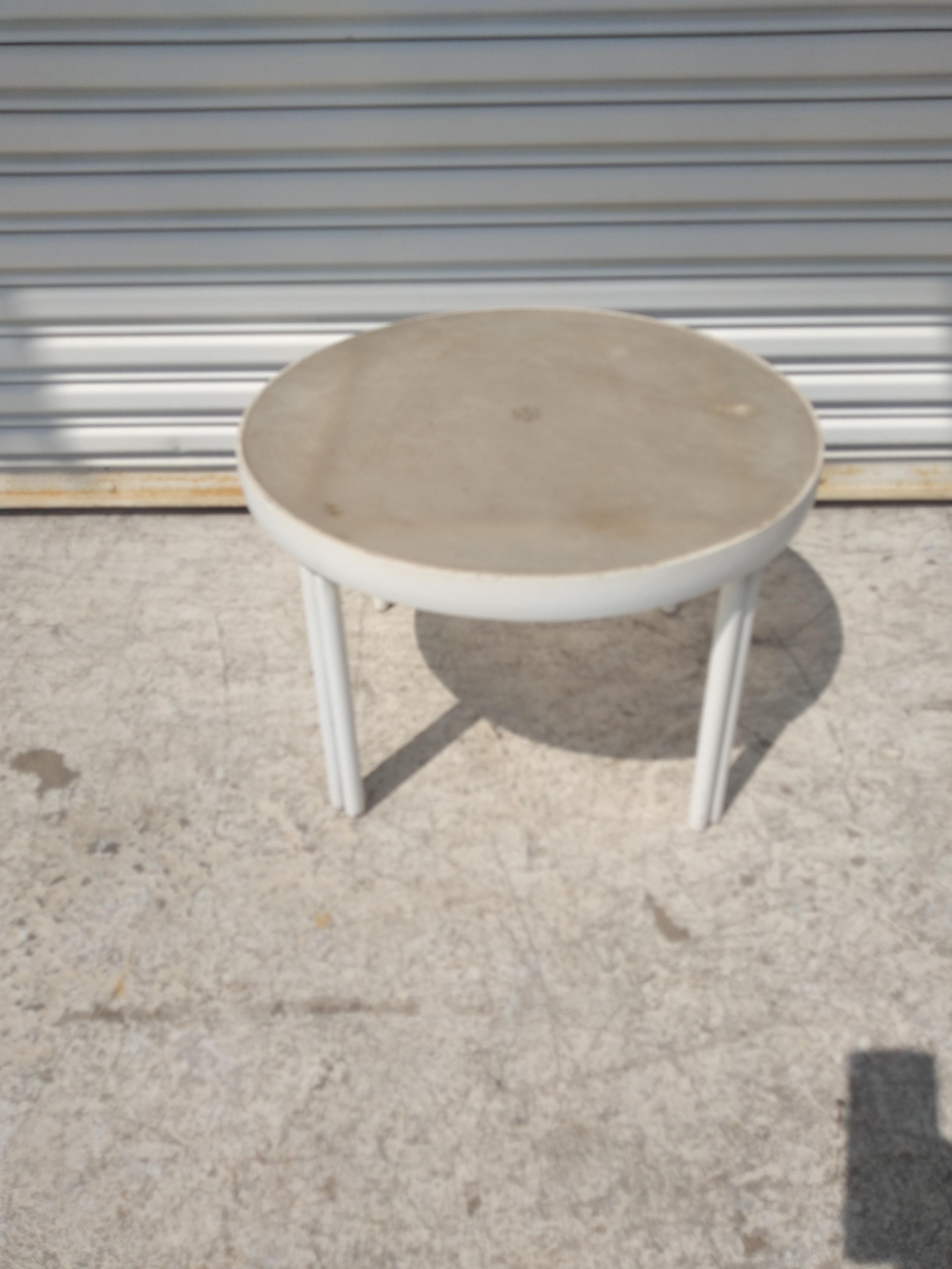 20ième siècle Table d'appoint/café en aluminium avec plateau en plexiglas pour patio en vente