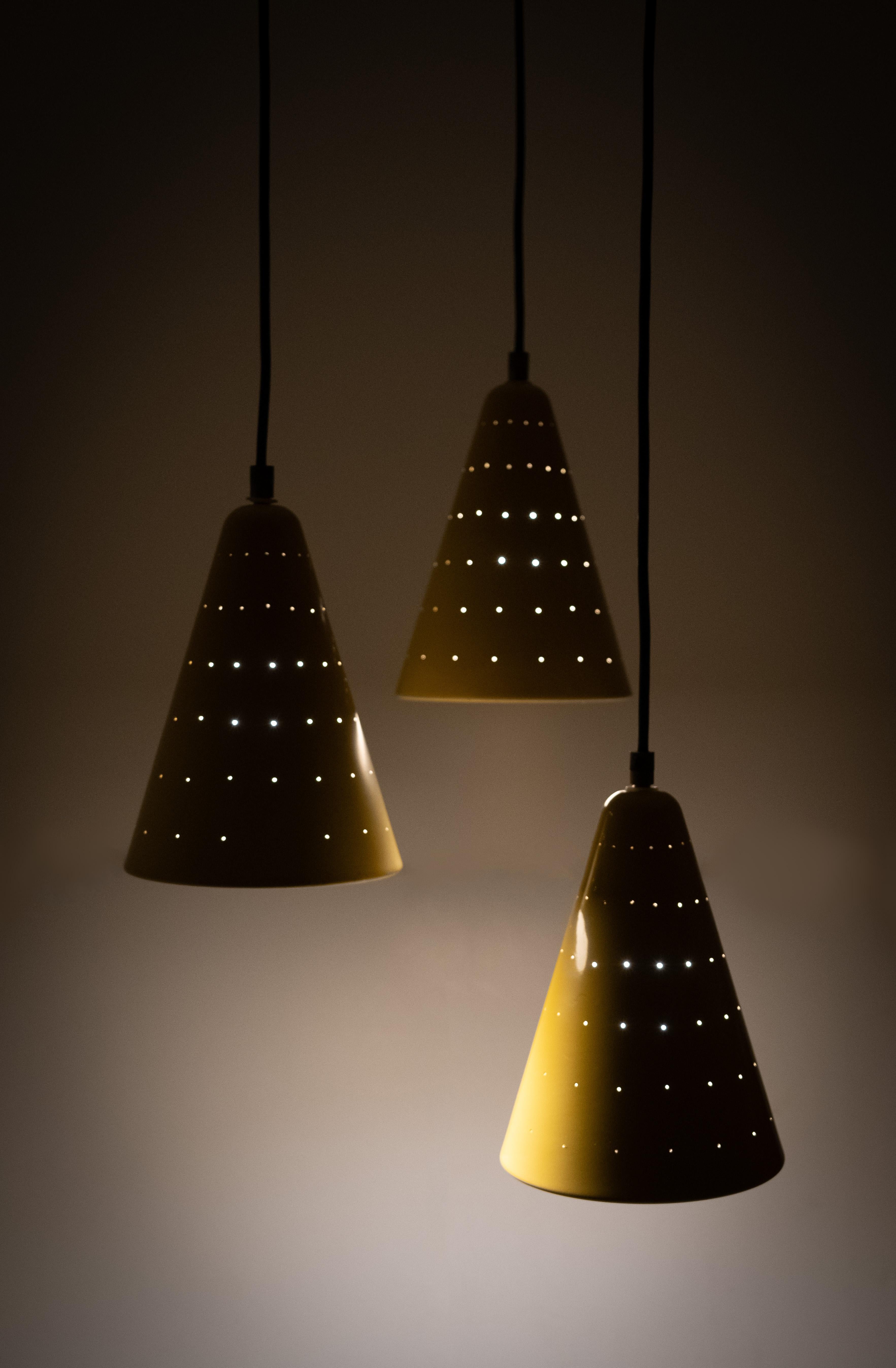 Italiano Lampadario giallo in alluminio 1960 in vendita