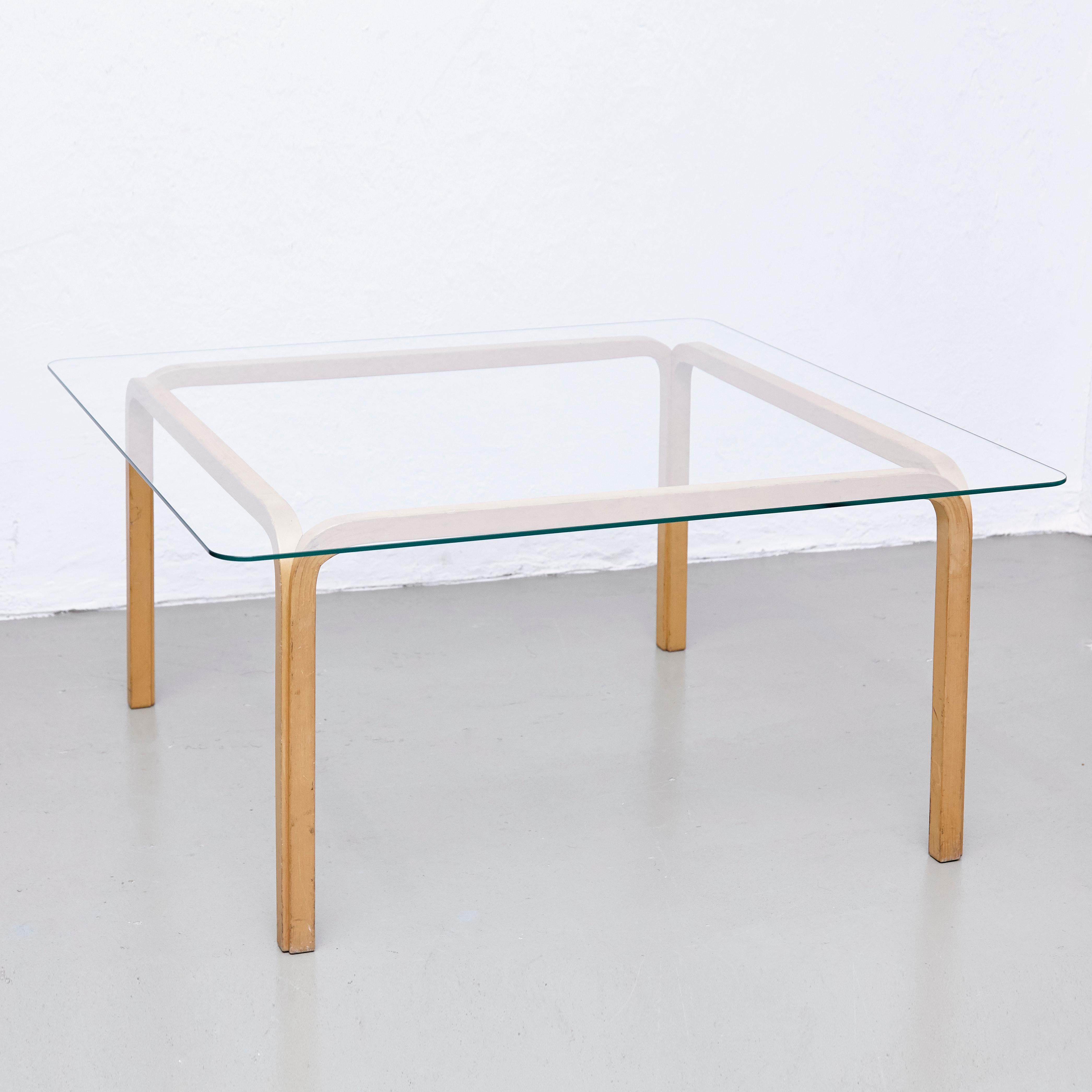 Table Y805A designed by Alvar Aalto, circa 1980 for Artek.

Wood legs and glass.

In great original condition, with minor wear consistent with age and use, preserving a beautiful patina.

Hugo Alvar Henrik Aalto (1898-1976) was a Finnish