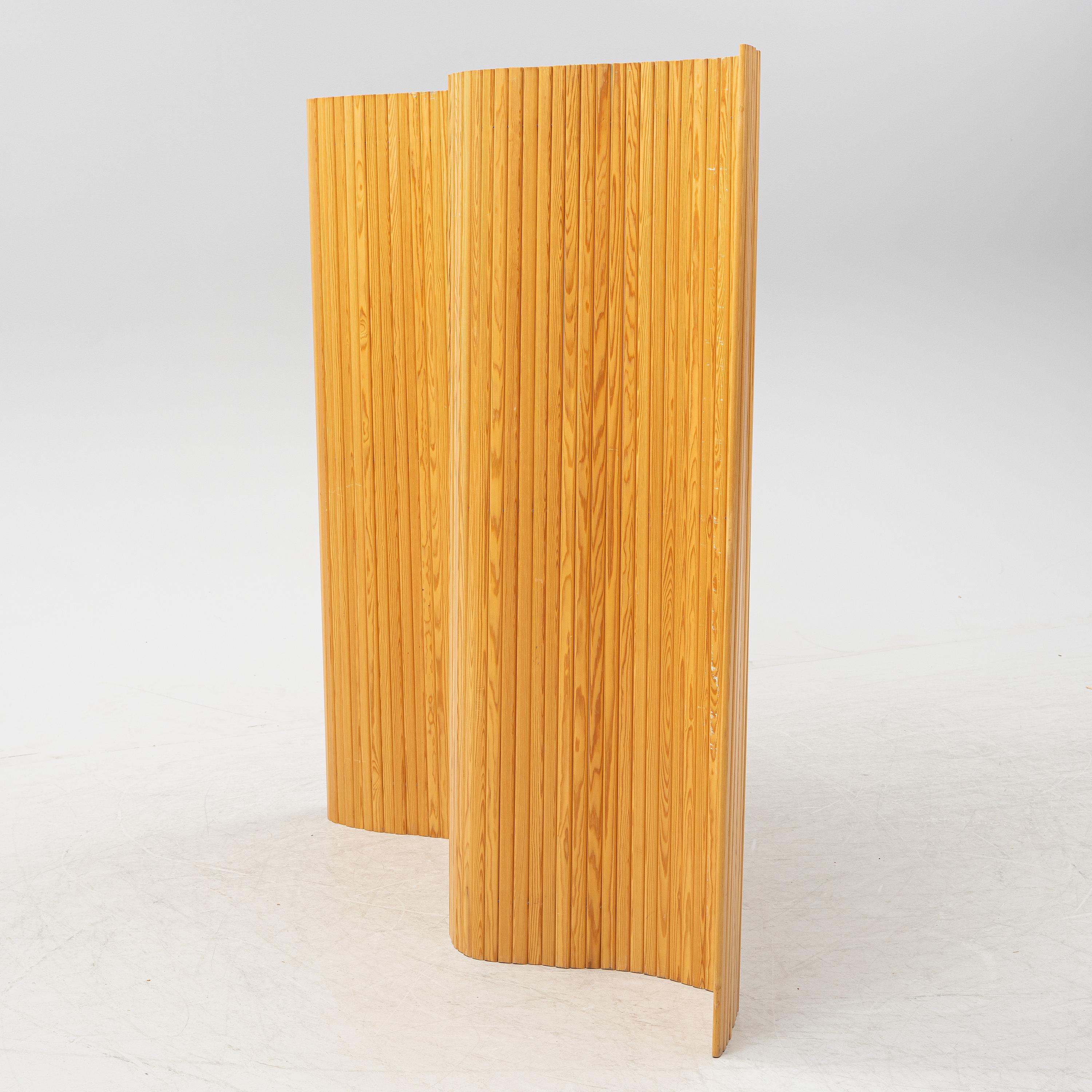 The Artek 100 Screen is a panel wood room divider with a natural design from Alvar Aalto, which will blend into any type of interior. The Artek 100 screen is suitable for occasional use or for permanently sectioning off part of a room. Ideal for