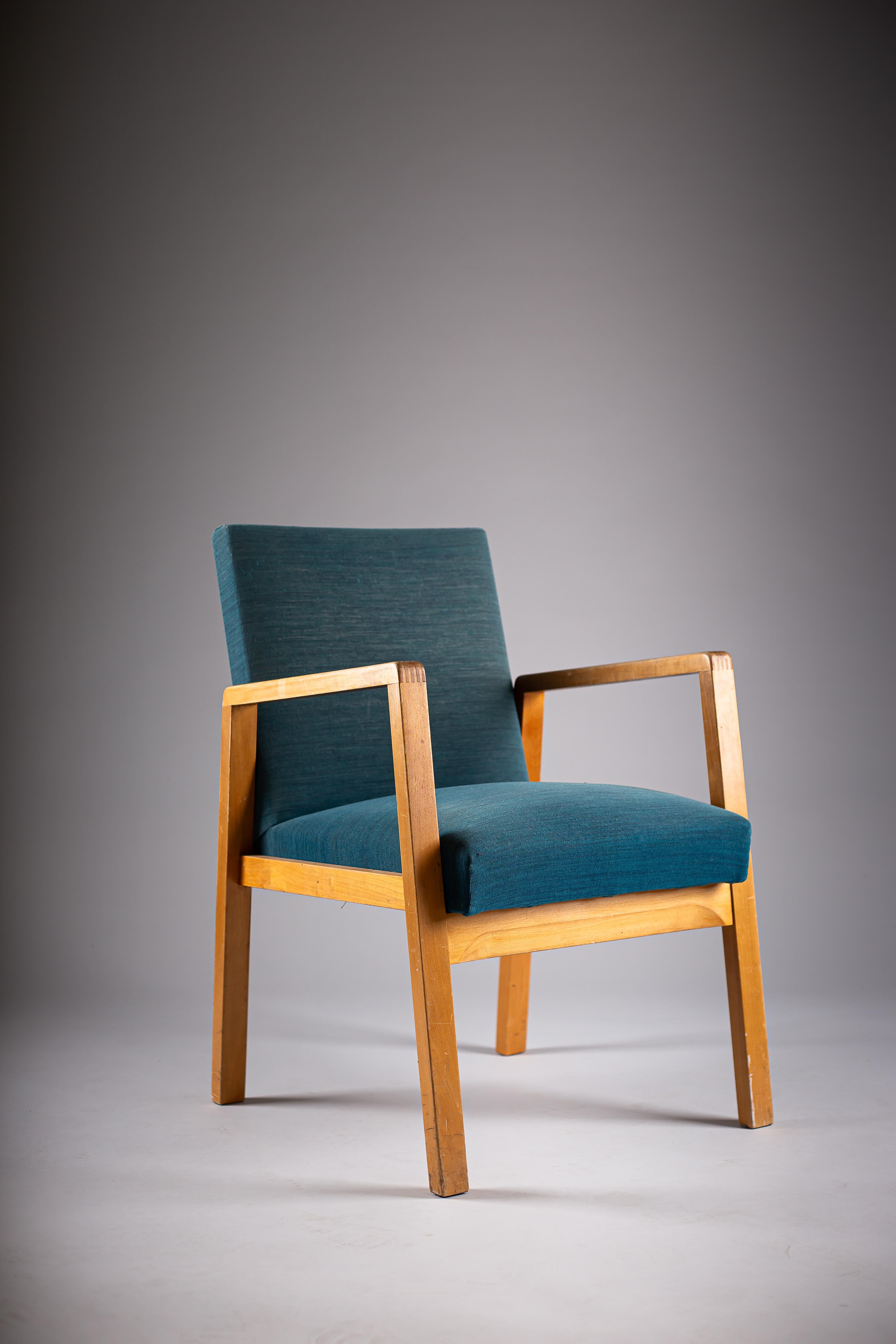 Abbraccia l'essenza del design scandinavo con la Sedia 403 di Alvar Aalto, 1930. Questo pezzo è un mix di eleganza funzionale e artigianato senza tempo. Prodotta da Oy Huonekalu- ja Rakennustyötehdas Ab negli anni '30, è ancora in buone condizioni e