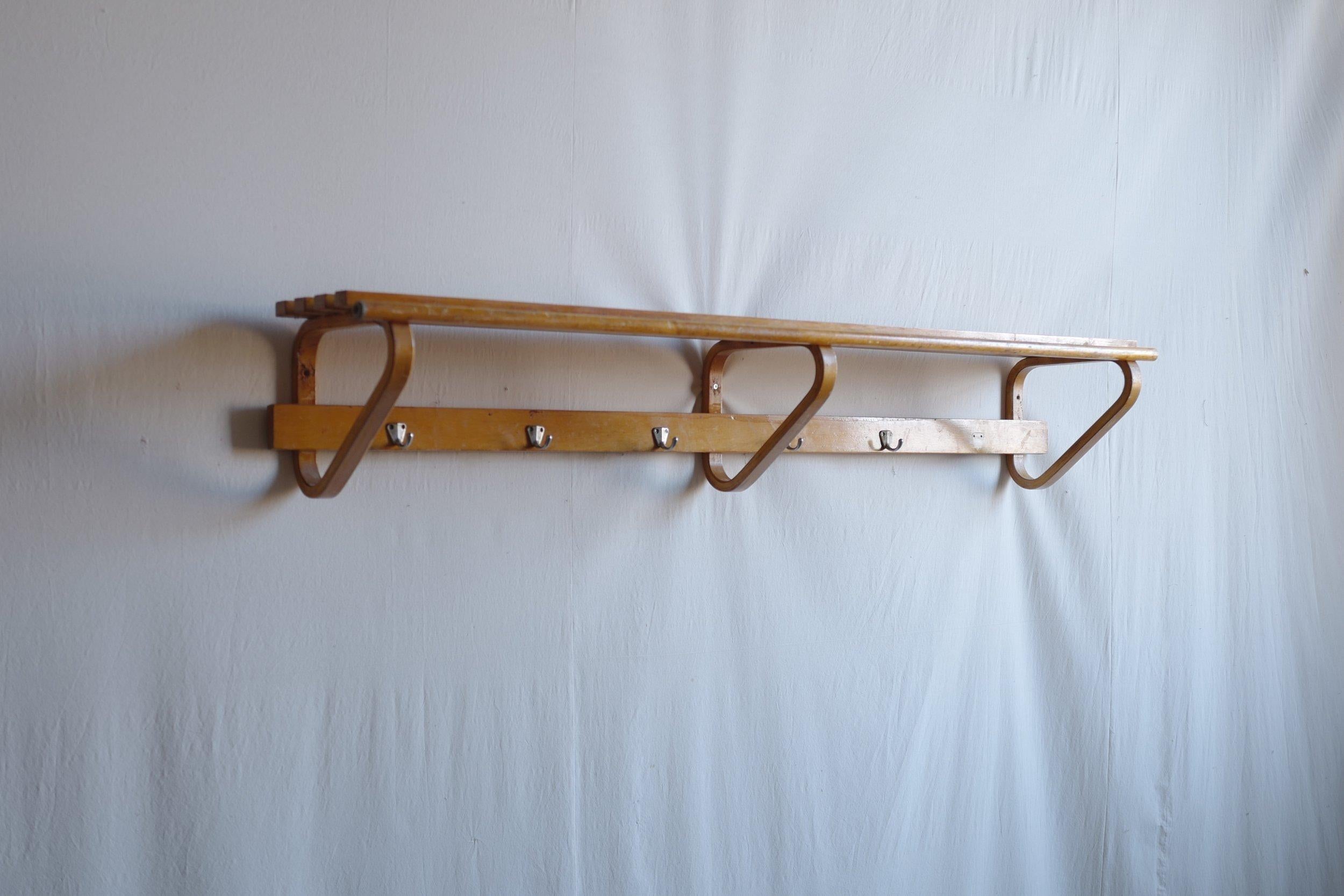 Cappotto di Alvar Aalto del 1950, con stendibiancheria da 150 cm, patina originale.