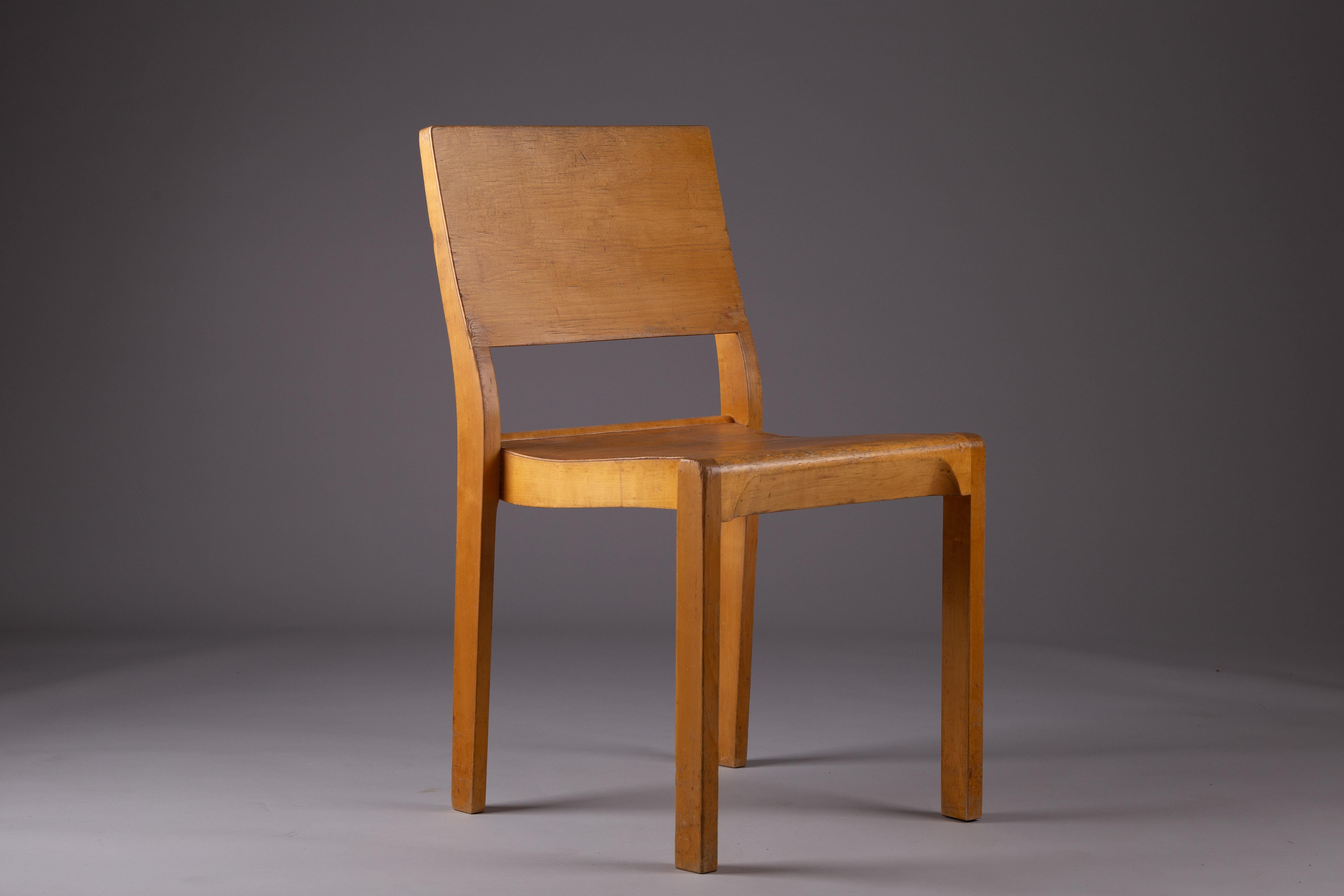 Eleva il tuo spazio con queste sedie modello 611 del 1940, magistralmente disegnate da Alvar Aalto e Otto Korhonen nel 1929. La sedia sfoggia un'estetica scandinava senza tempo, impreziosita da un bellissimo  patina che diventa sempre più
