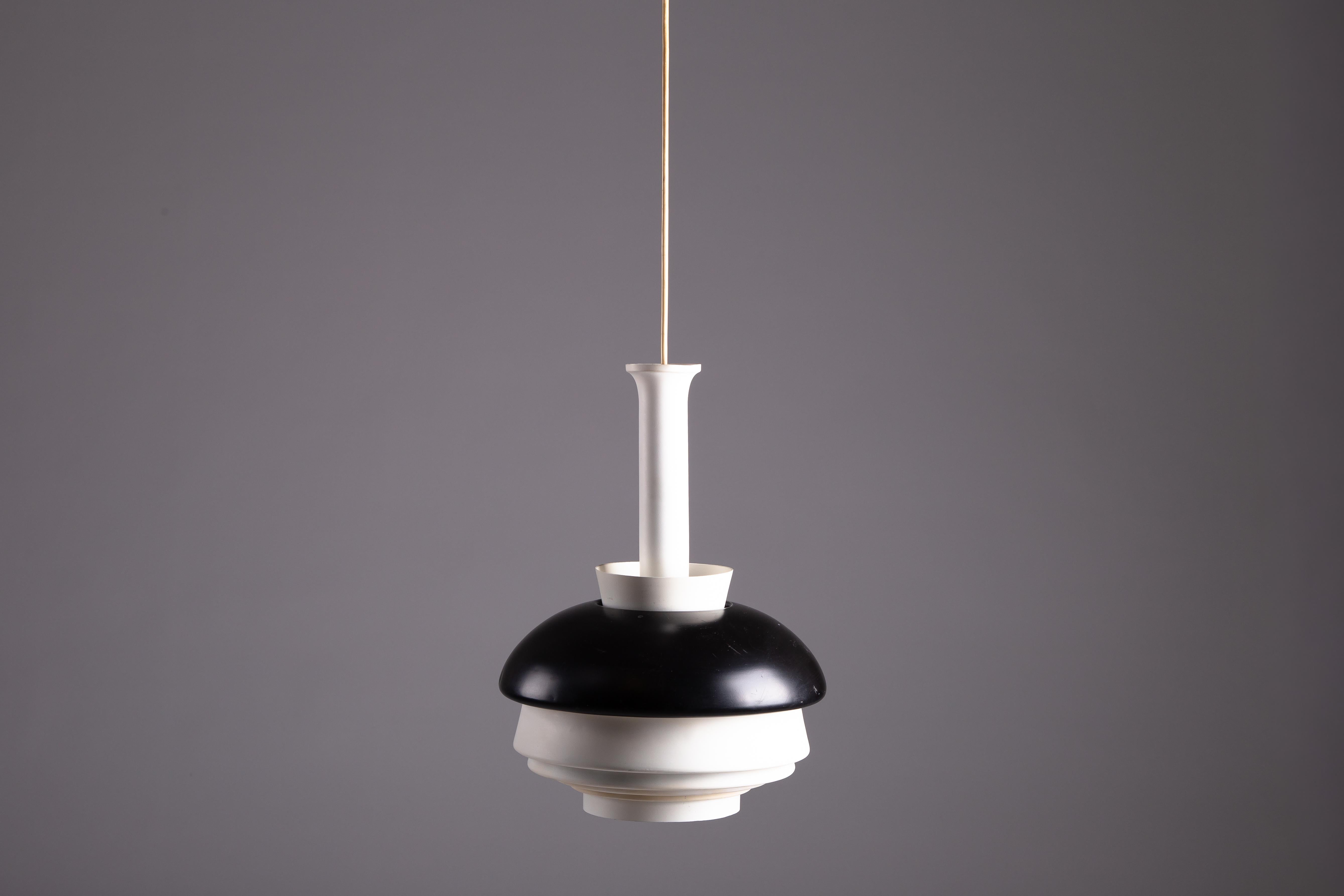 Scopri l'eleganza senza tempo con il Ciondolo A335B di Alvar Aalto 1950, prodotto da Valaistustyö KY, Finlandia. Questo pezzo iconico, nelle sue condizioni originali e nel suo sorprendente colore nero, incarna l'essenza del design vintage