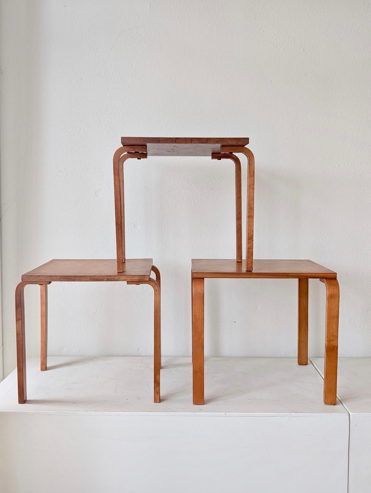Mid-Century moderno Alvar Aalto, 1950, Tavolini impilabili, set di 3 in vendita