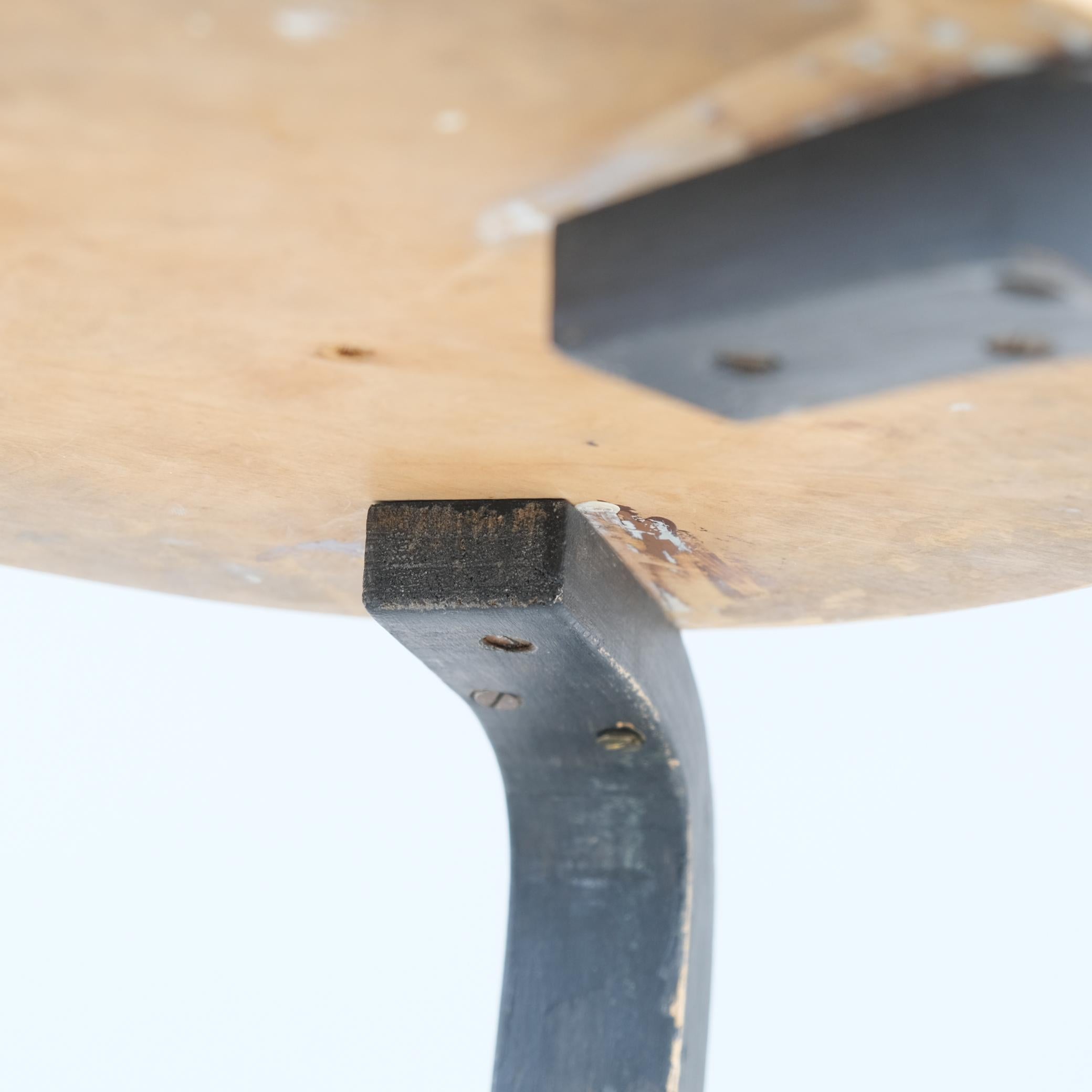 Tabouret à 3 pieds Alvar Aalto+Aalto, modèle 60, linoléum beige et pieds noirs, Artek, années 1950 en vente 3