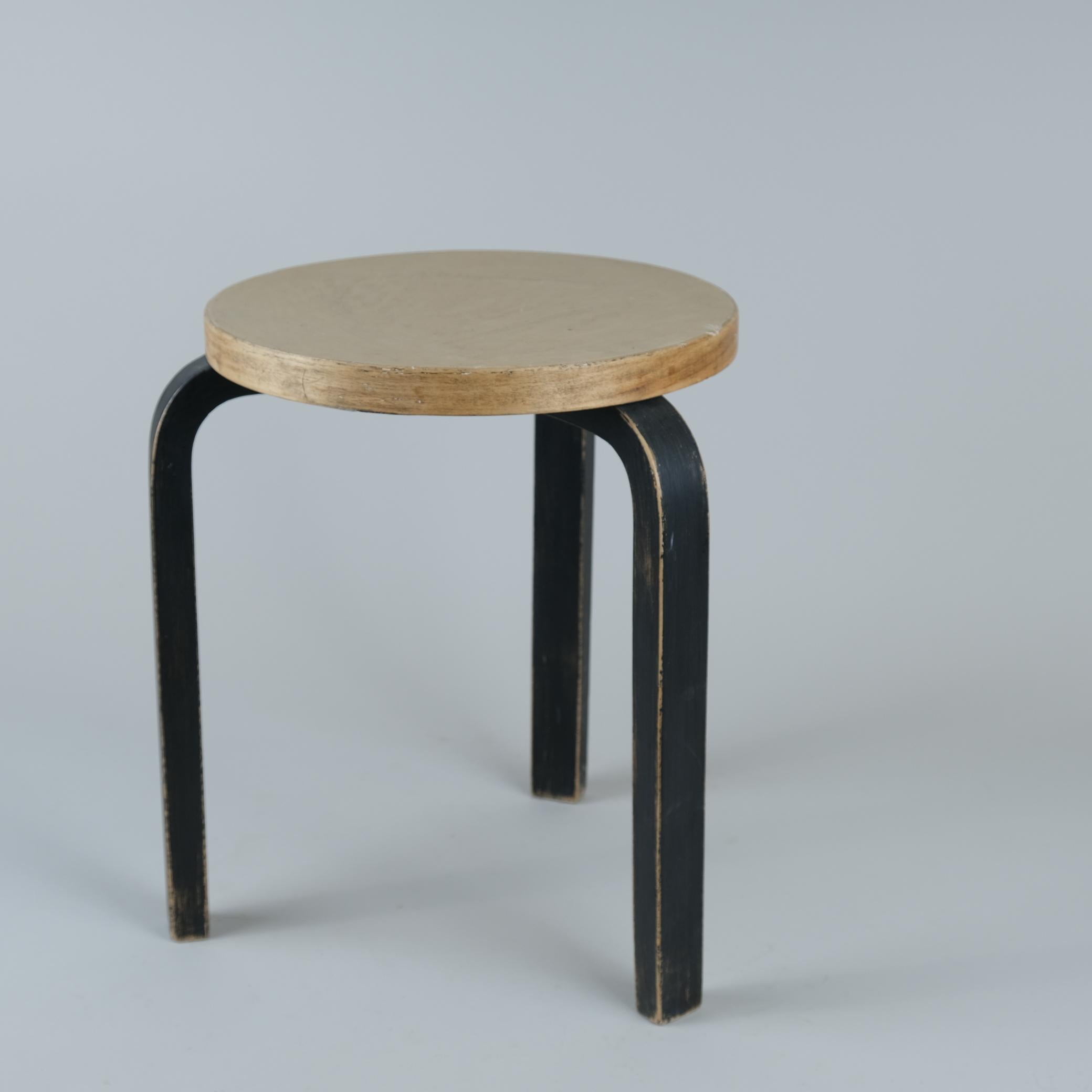 Tabouret Artek en bouleau et linoléum beige, conçu par Alvar Aalto et vendu par Artek dans les années 1950. Le tabouret modèle 60 est peut-être la conception la plus connue d'Aalto et a toujours séduit les gens. Comme pour beaucoup d'œuvres d'Alvar