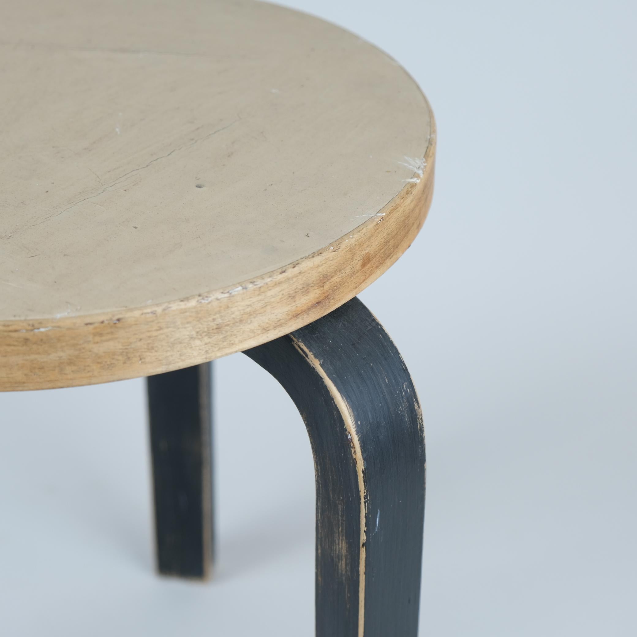 Finlandais Tabouret à 3 pieds Alvar Aalto+Aalto, modèle 60, linoléum beige et pieds noirs, Artek, années 1950 en vente
