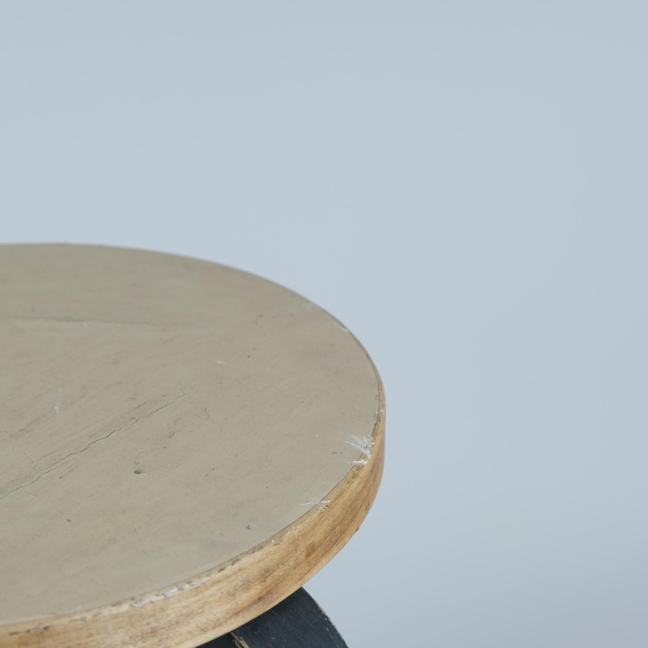 Tabouret à 3 pieds Alvar Aalto+Aalto, modèle 60, linoléum beige et pieds noirs, Artek, années 1950 Bon état - En vente à Helsinki, FI