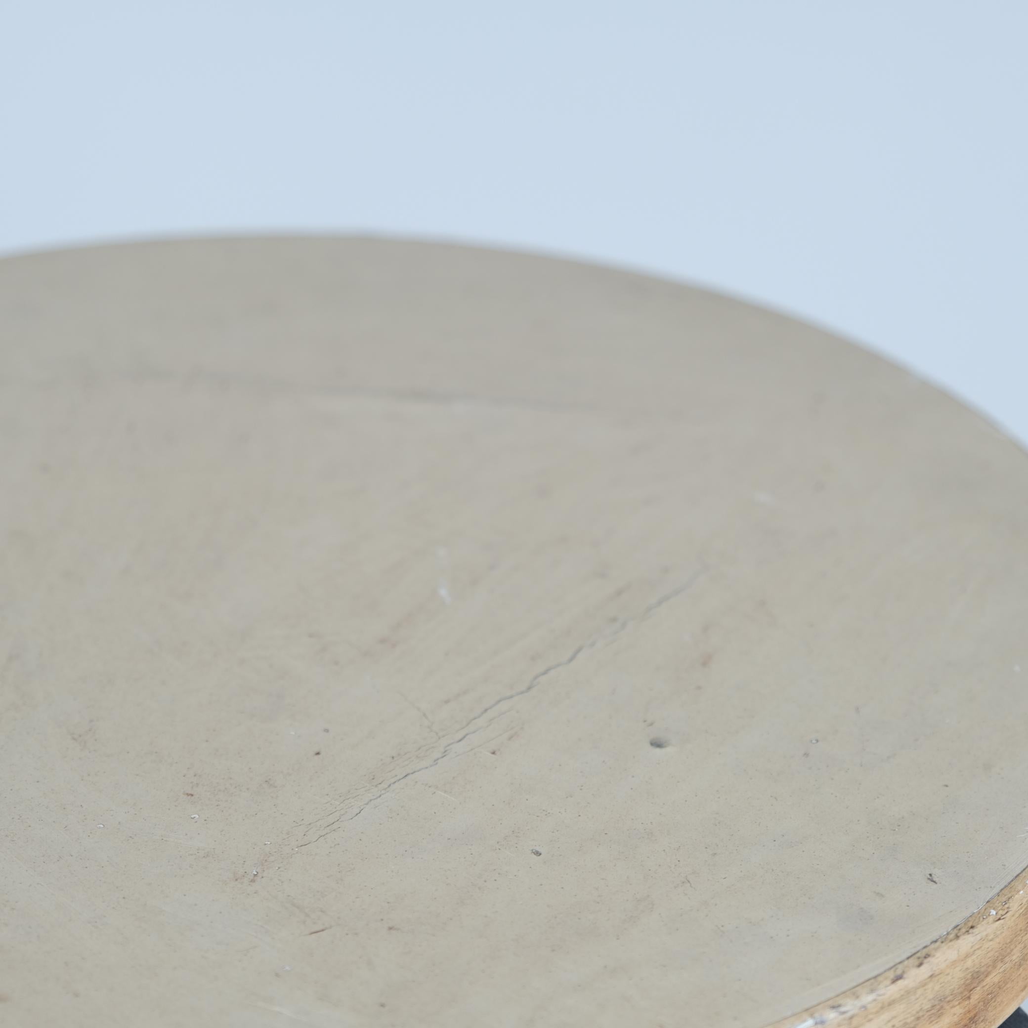 Milieu du XXe siècle Tabouret à 3 pieds Alvar Aalto+Aalto, modèle 60, linoléum beige et pieds noirs, Artek, années 1950 en vente