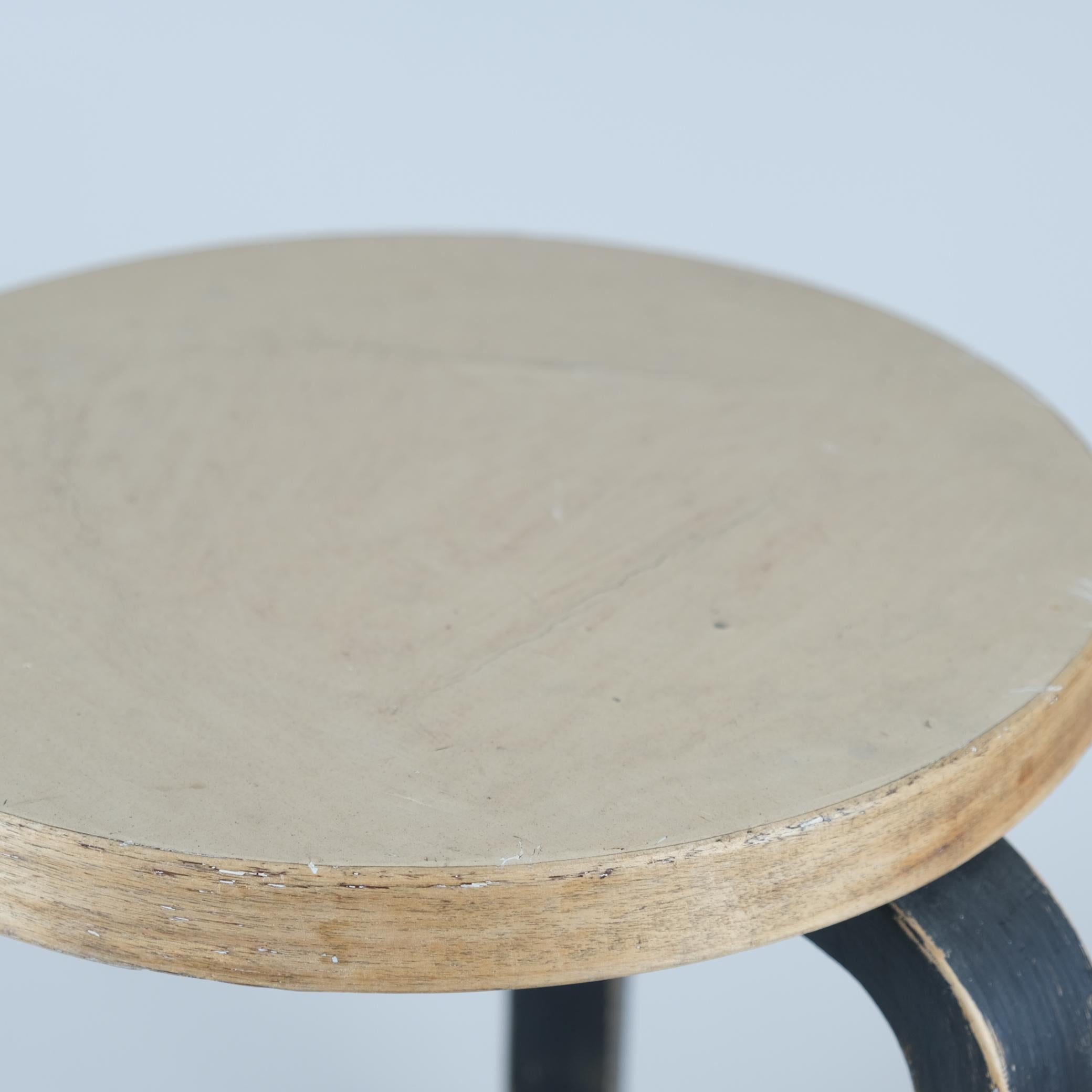Bouleau Tabouret à 3 pieds Alvar Aalto+Aalto, modèle 60, linoléum beige et pieds noirs, Artek, années 1950 en vente