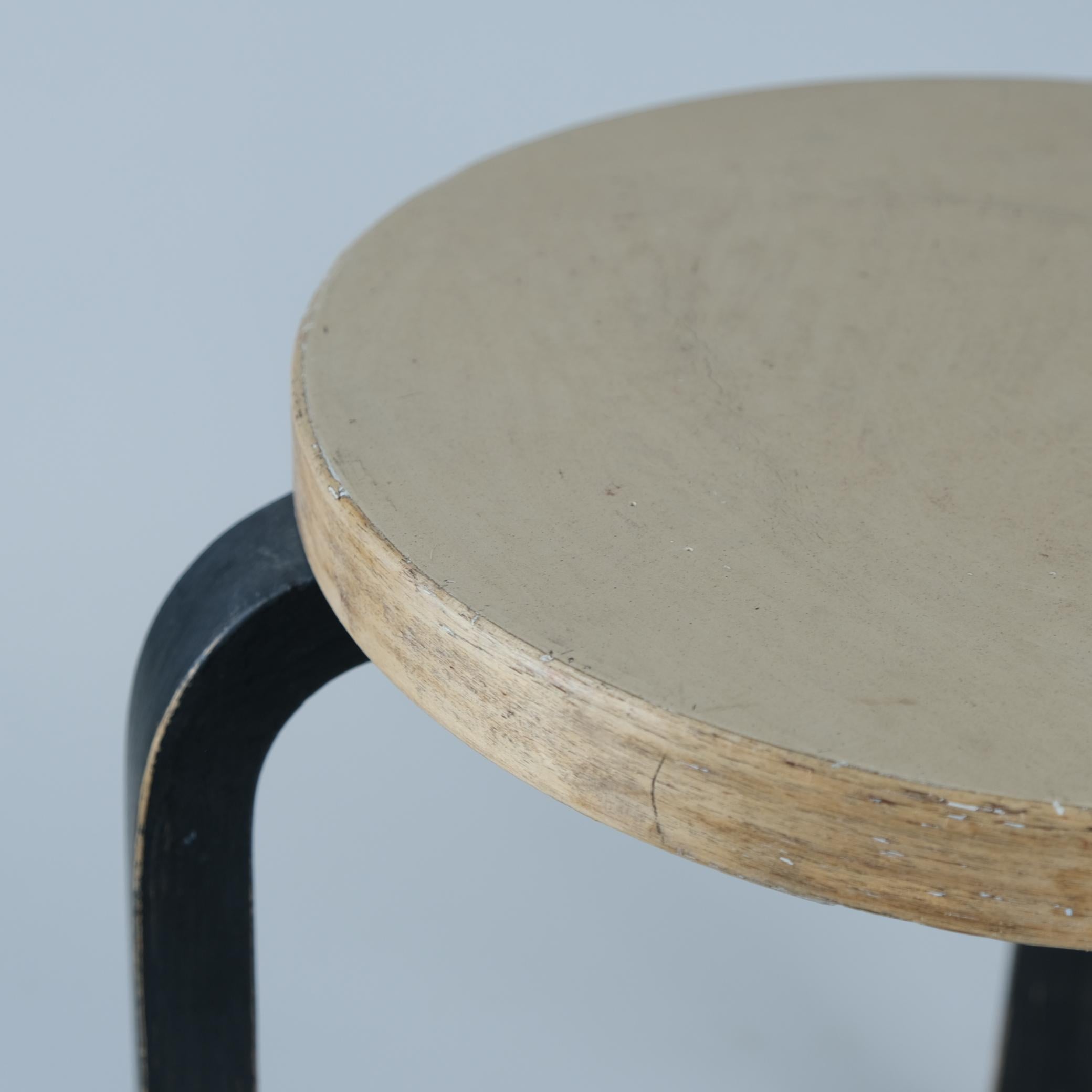 Tabouret à 3 pieds Alvar Aalto+Aalto, modèle 60, linoléum beige et pieds noirs, Artek, années 1950 en vente 1