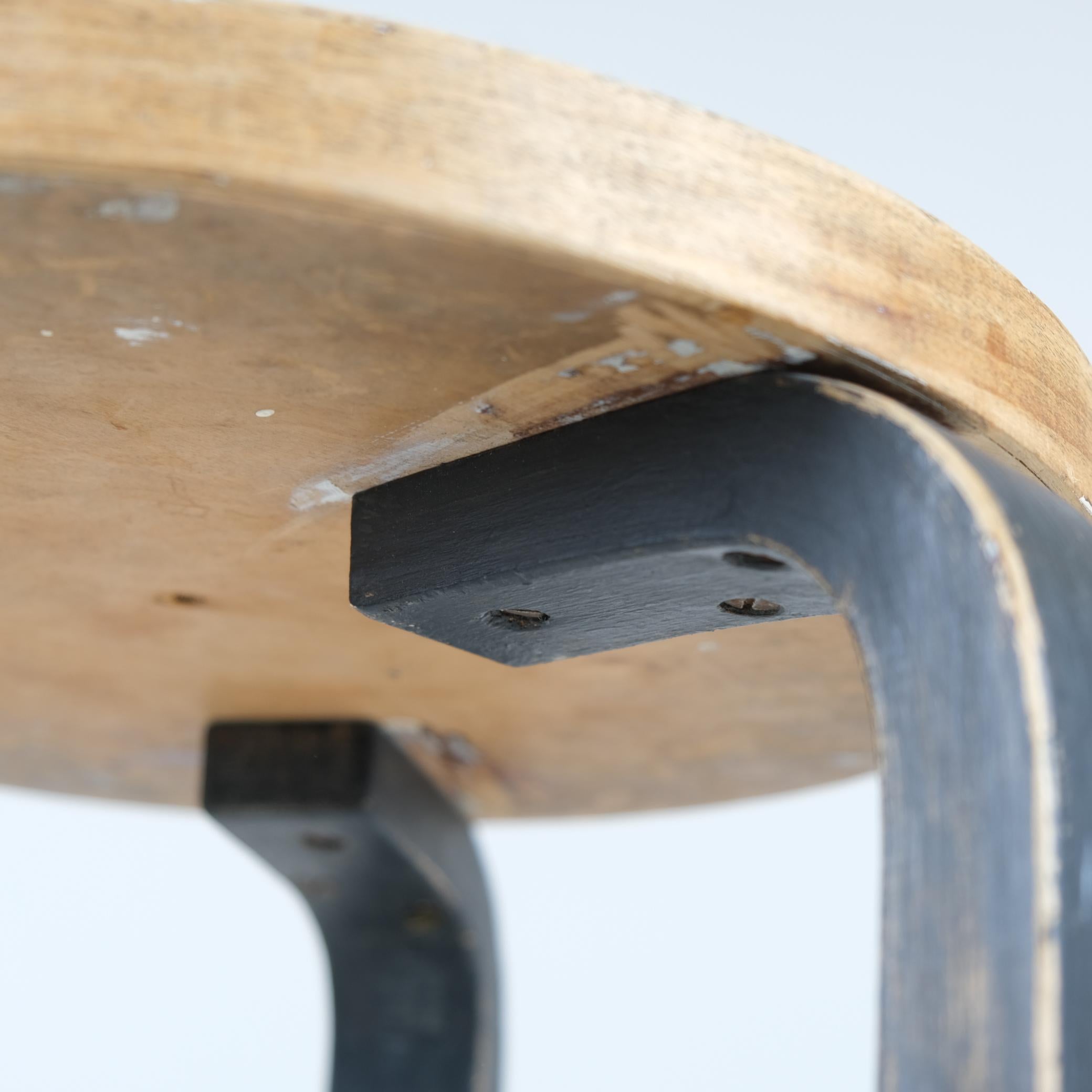 Tabouret à 3 pieds Alvar Aalto+Aalto, modèle 60, linoléum beige et pieds noirs, Artek, années 1950 en vente 2