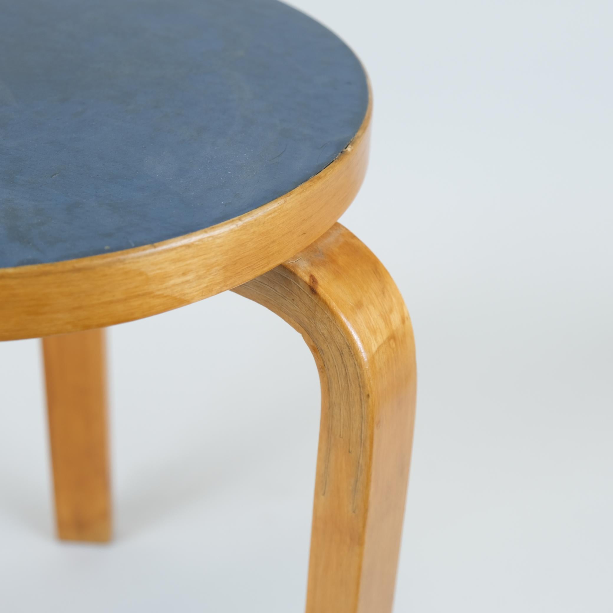 Mid-Century Modern Alvar Aalto 3-Legged Stool Model 60 In Birch and Blue Linoleum, Artek 1950s For Sale