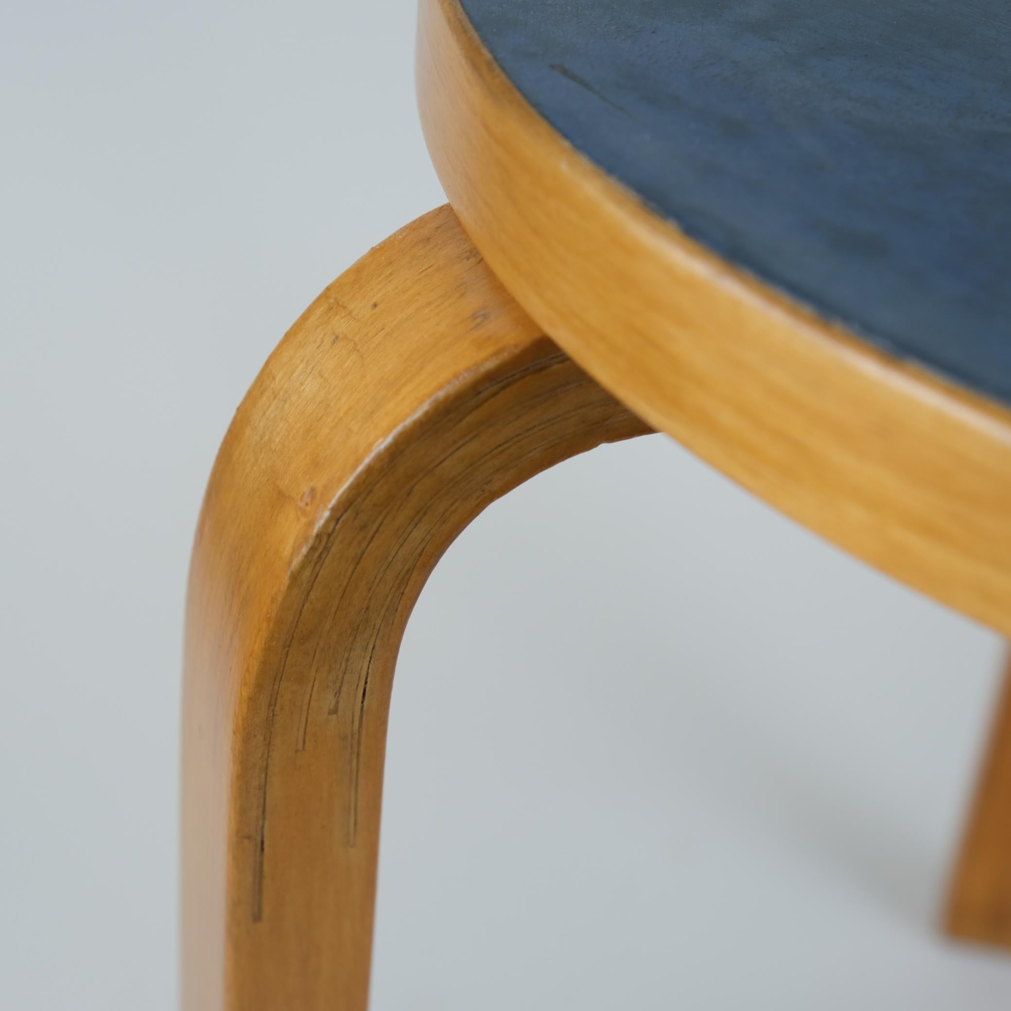 Alvar Aalto 3-Legged Stool Model 60 In Birch and Blue Linoleum, Artek 1950s In Good Condition For Sale In Helsinki, FI