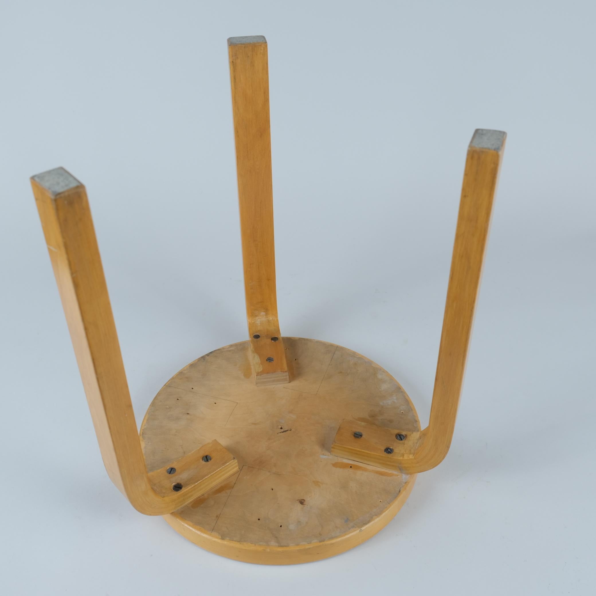 Alvar Aalto Taburete de 3 patas Modelo 60 En Abedul y Linóleo Beige, Artek Años 50 en venta 4