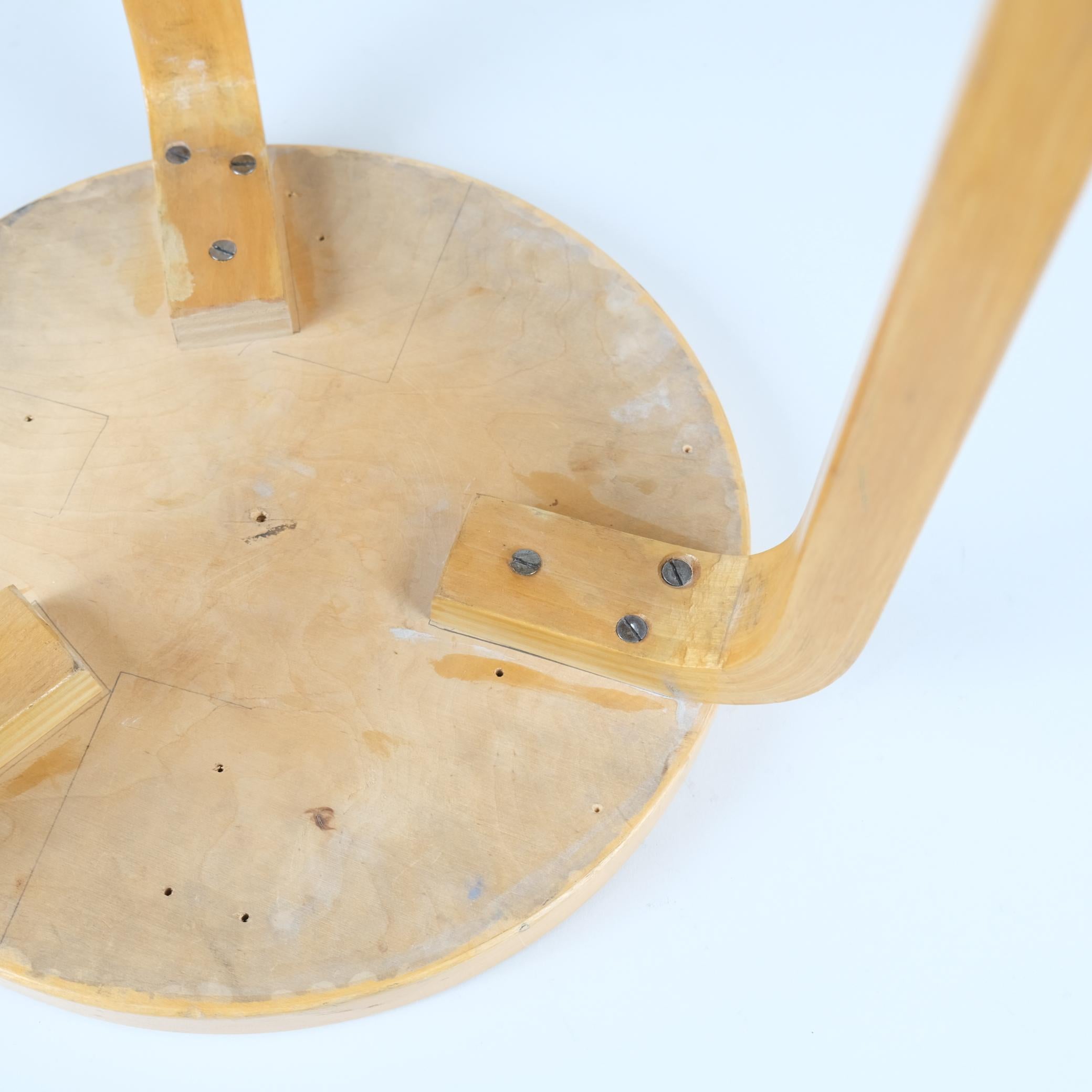Alvar Aalto Taburete de 3 patas Modelo 60 En Abedul y Linóleo Beige, Artek Años 50 en venta 5