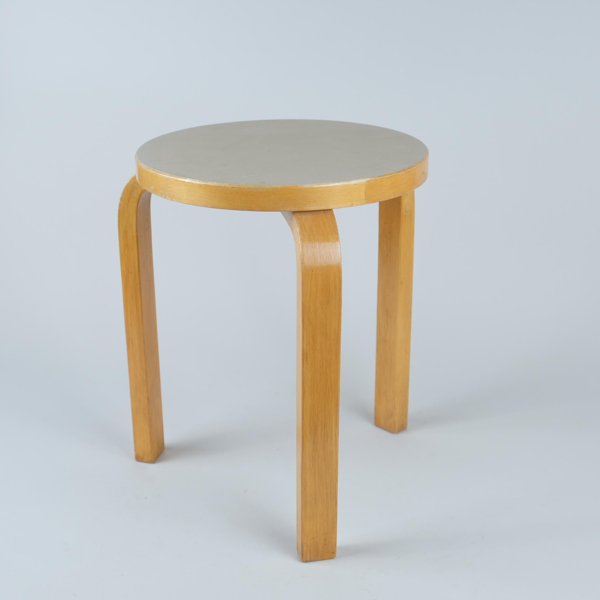 Taburete Artek de abedul y linóleo beige diseñado por Alvar Aalto y comercializado por Artek en la década de 1950. El taburete modelo 60 es quizá el diseño de Aalto más conocido y siempre ha resultado atractivo para la gente. Como ocurre con muchas