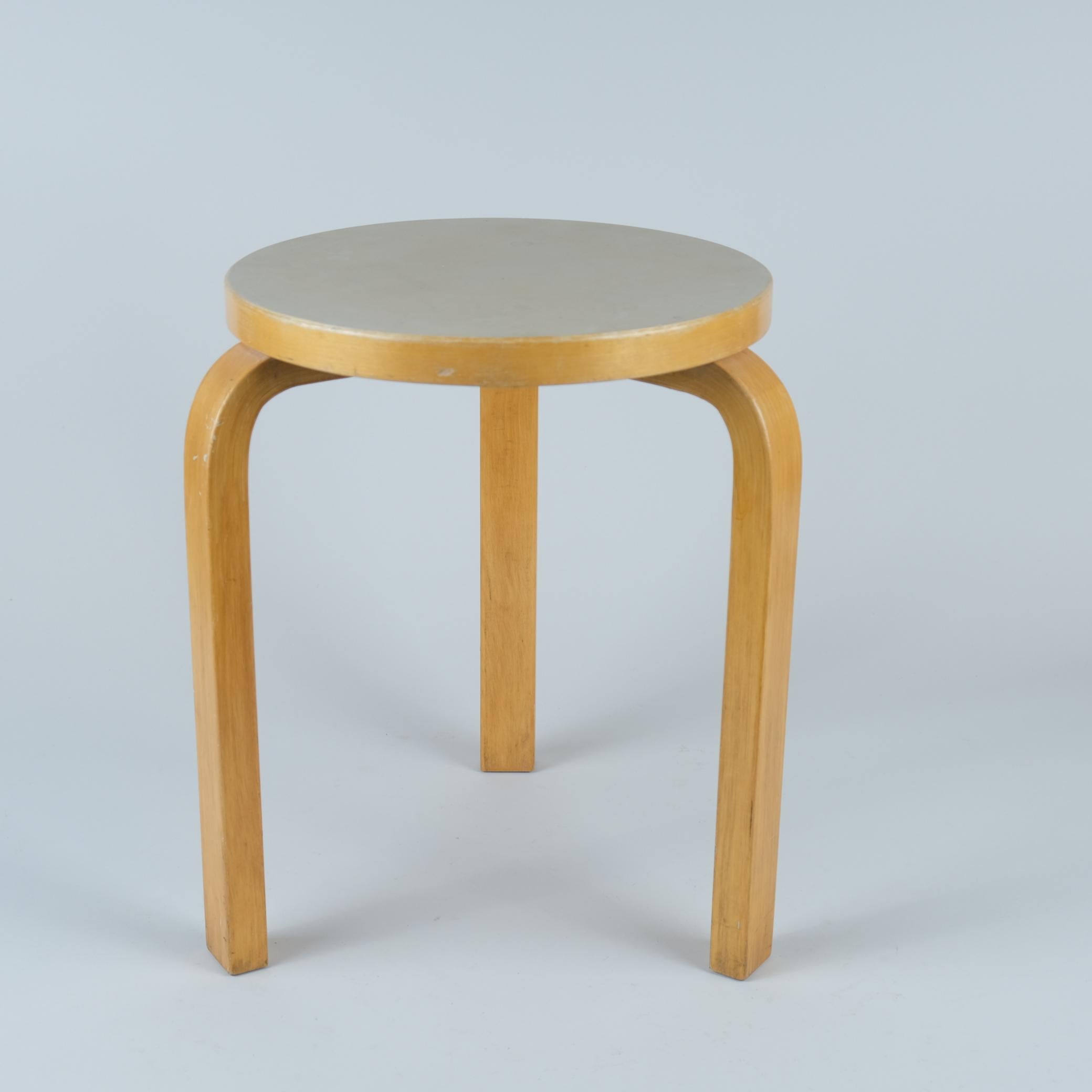 Alvar Aalto Taburete de 3 patas Modelo 60 En Abedul y Linóleo Beige, Artek Años 50 Escandinavo moderno en venta