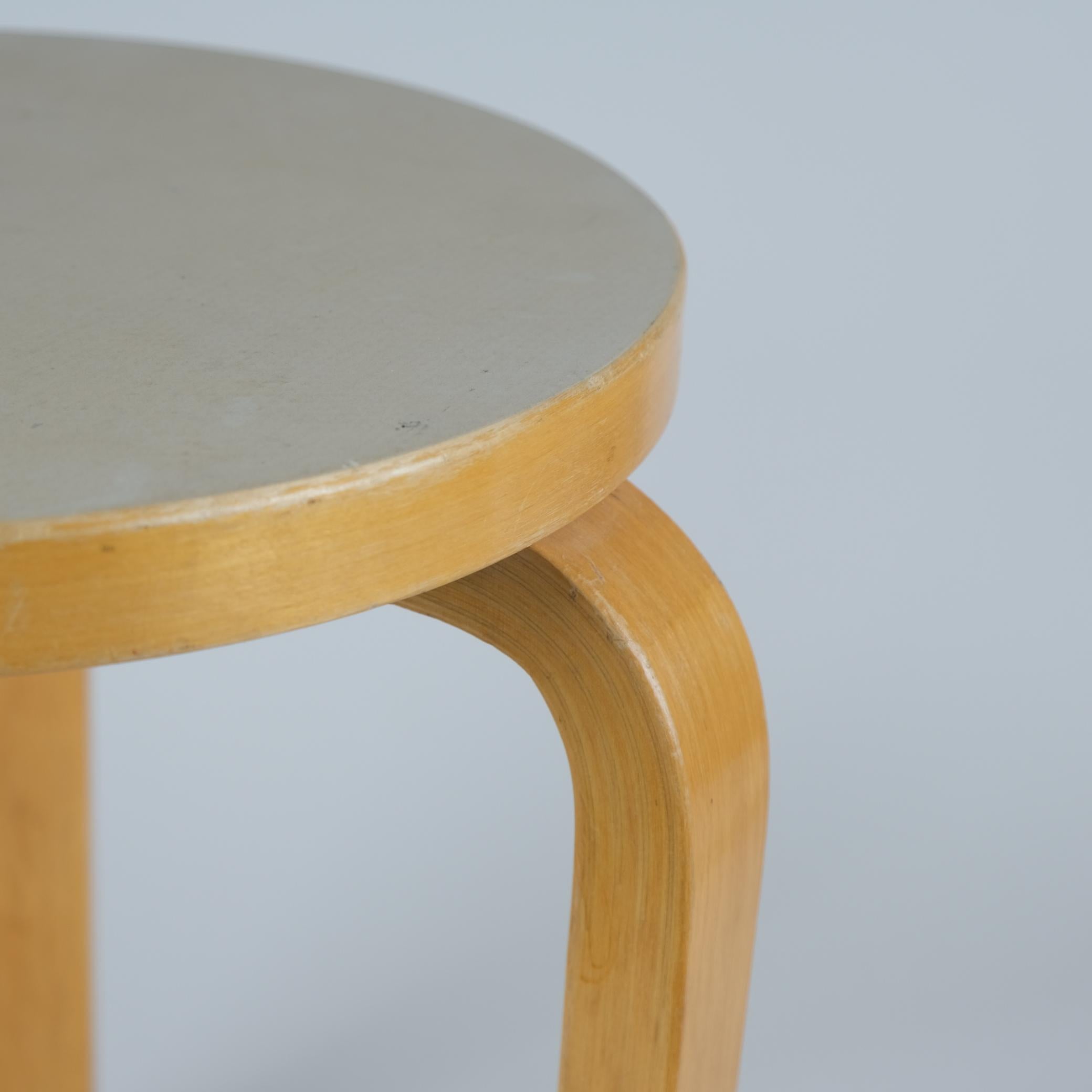Alvar Aalto Taburete de 3 patas Modelo 60 En Abedul y Linóleo Beige, Artek Años 50 Finlandés en venta