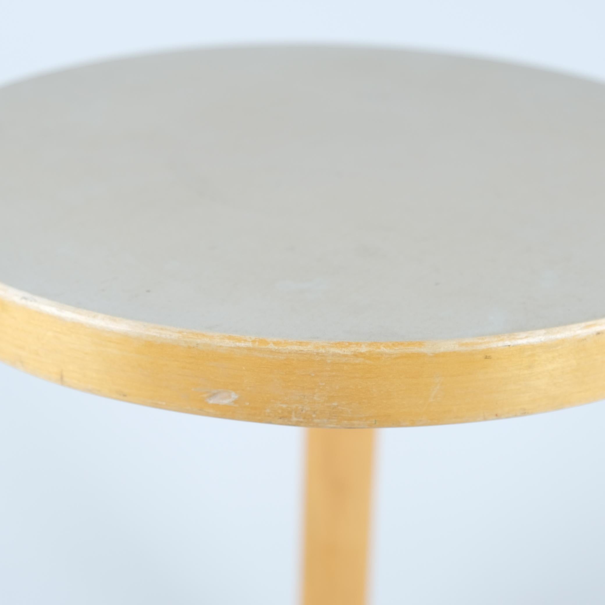 Alvar Aalto Taburete de 3 patas Modelo 60 En Abedul y Linóleo Beige, Artek Años 50 en Bueno estado para la venta en Helsinki, FI