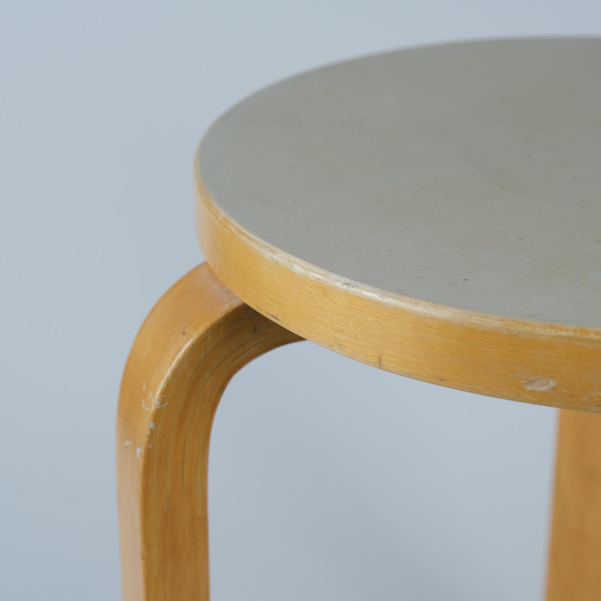 Alvar Aalto Taburete de 3 patas Modelo 60 En Abedul y Linóleo Beige, Artek Años 50 mediados del siglo XX en venta