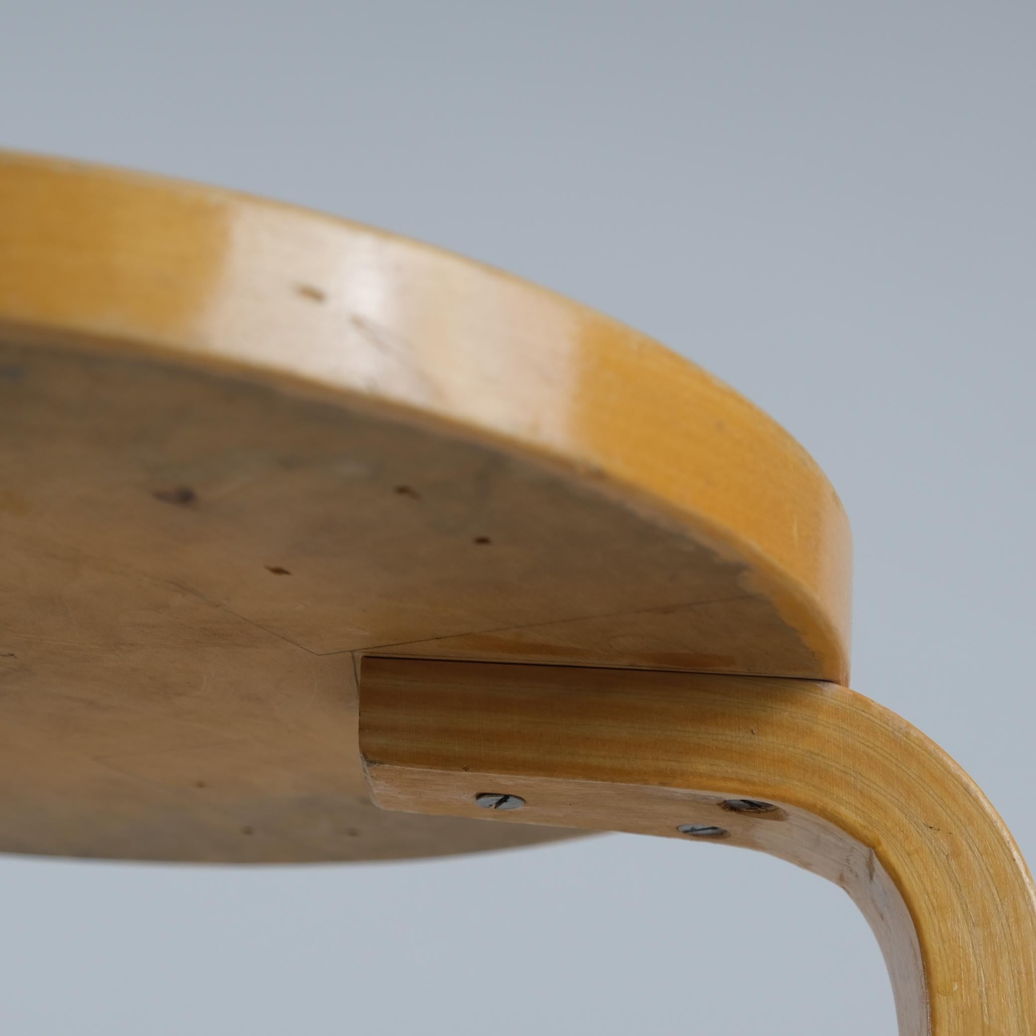 Alvar Aalto Taburete de 3 patas Modelo 60 En Abedul y Linóleo Beige, Artek Años 50 en venta 2