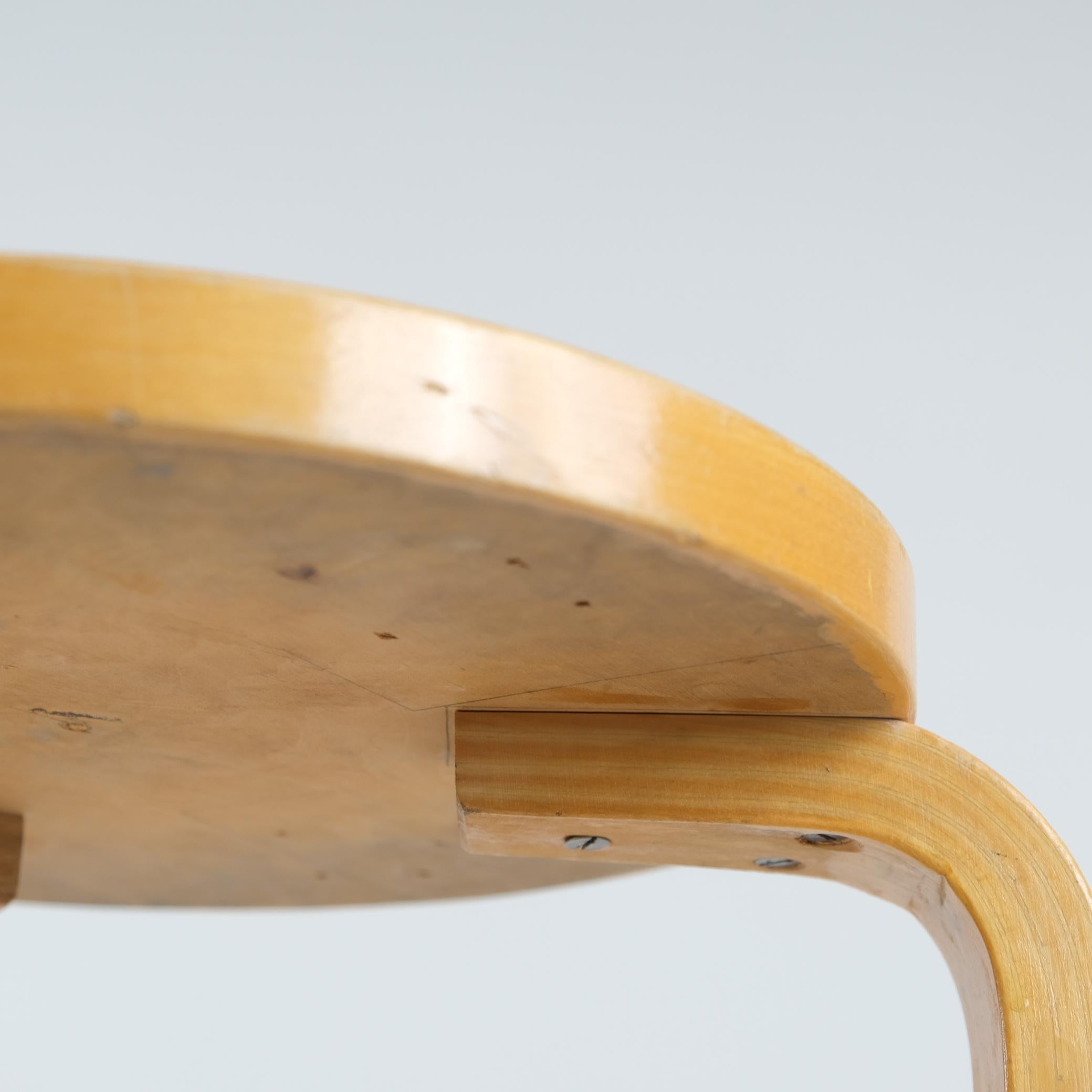 Alvar Aalto Taburete de 3 patas Modelo 60 En Abedul y Linóleo Beige, Artek Años 50 en venta 3