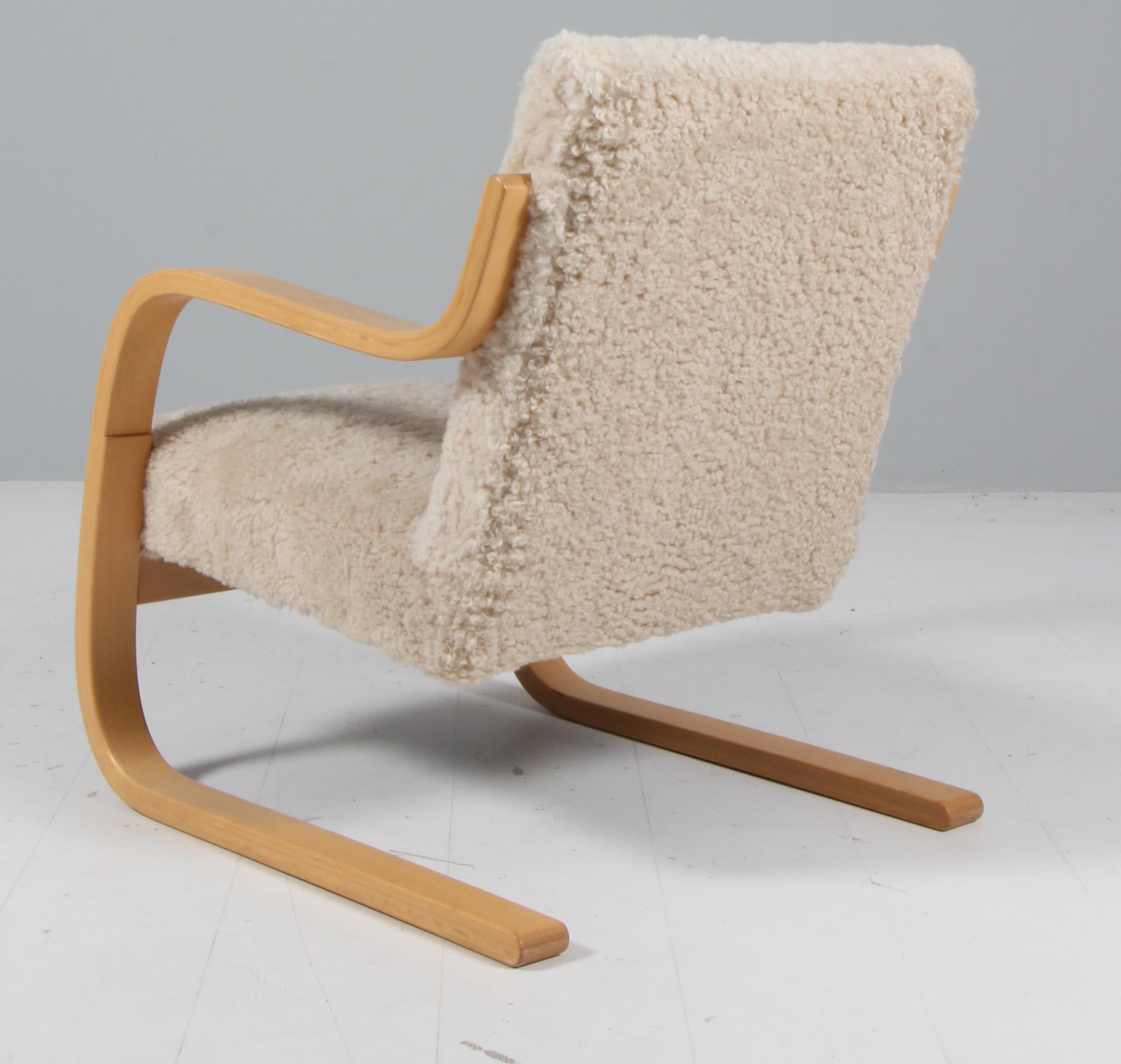 Alvar Aalto 402 Serie Sessel für Artek, um 1960, Lammfell im Zustand „Gut“ im Angebot in Esbjerg, DK