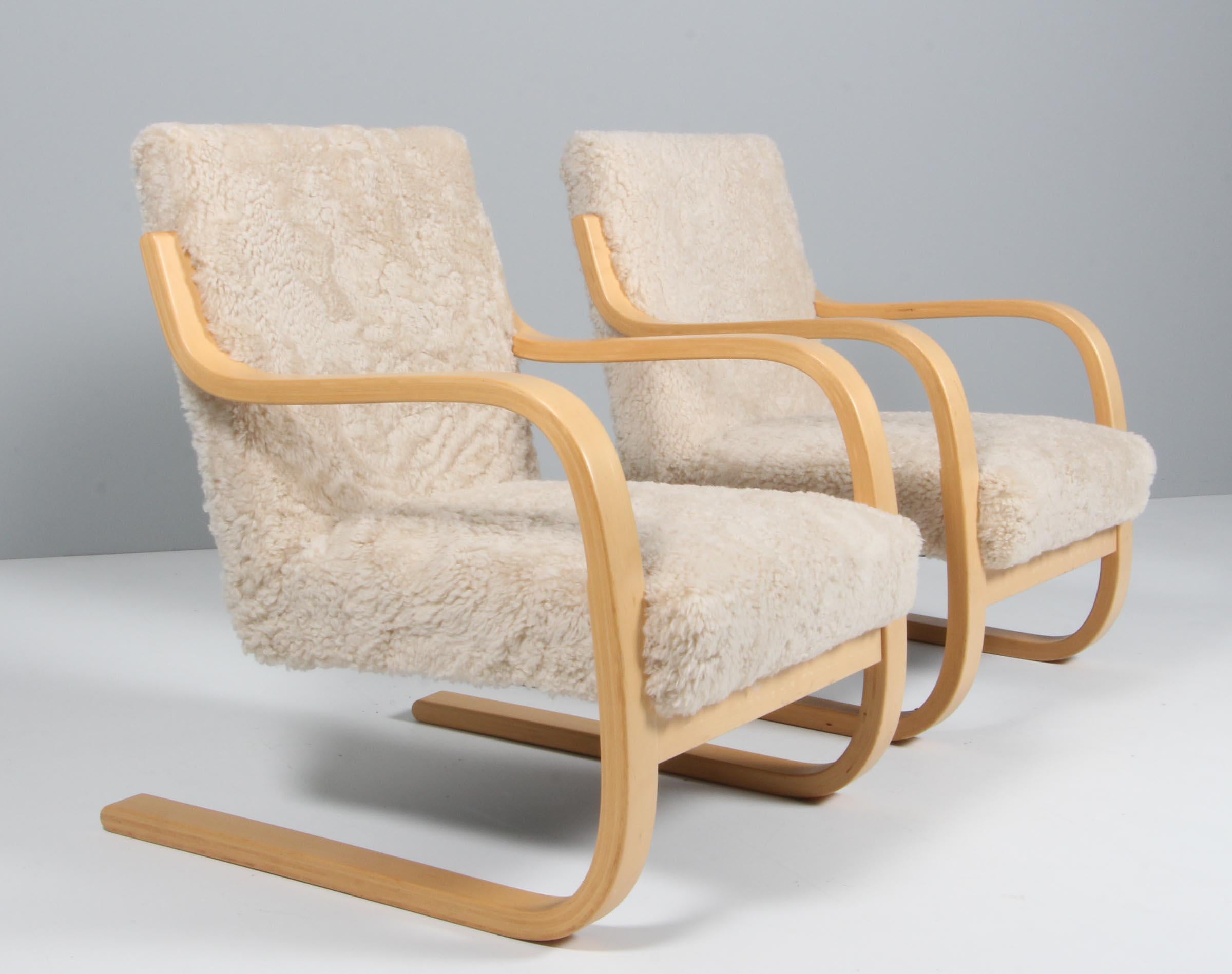 Alvar Aalto 402 Serie, Paar  Sessel für Artek, um 1960, Lammfell (Skandinavische Moderne) im Angebot