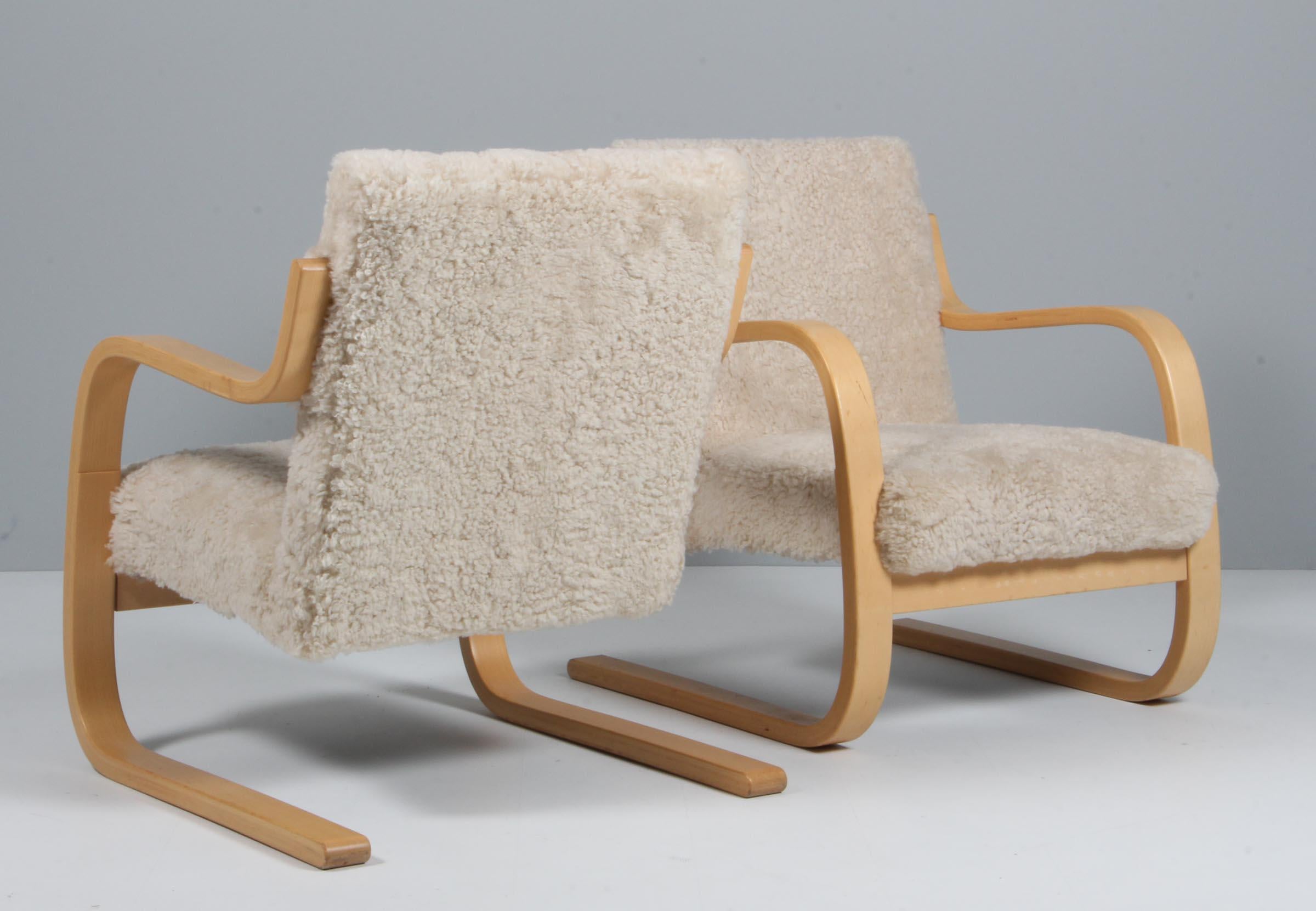 Milieu du XXe siècle Paire de la série Alvar Aalto 402  Fauteuil en cuir d'agneau d'Artek pour Artek, vers 1960