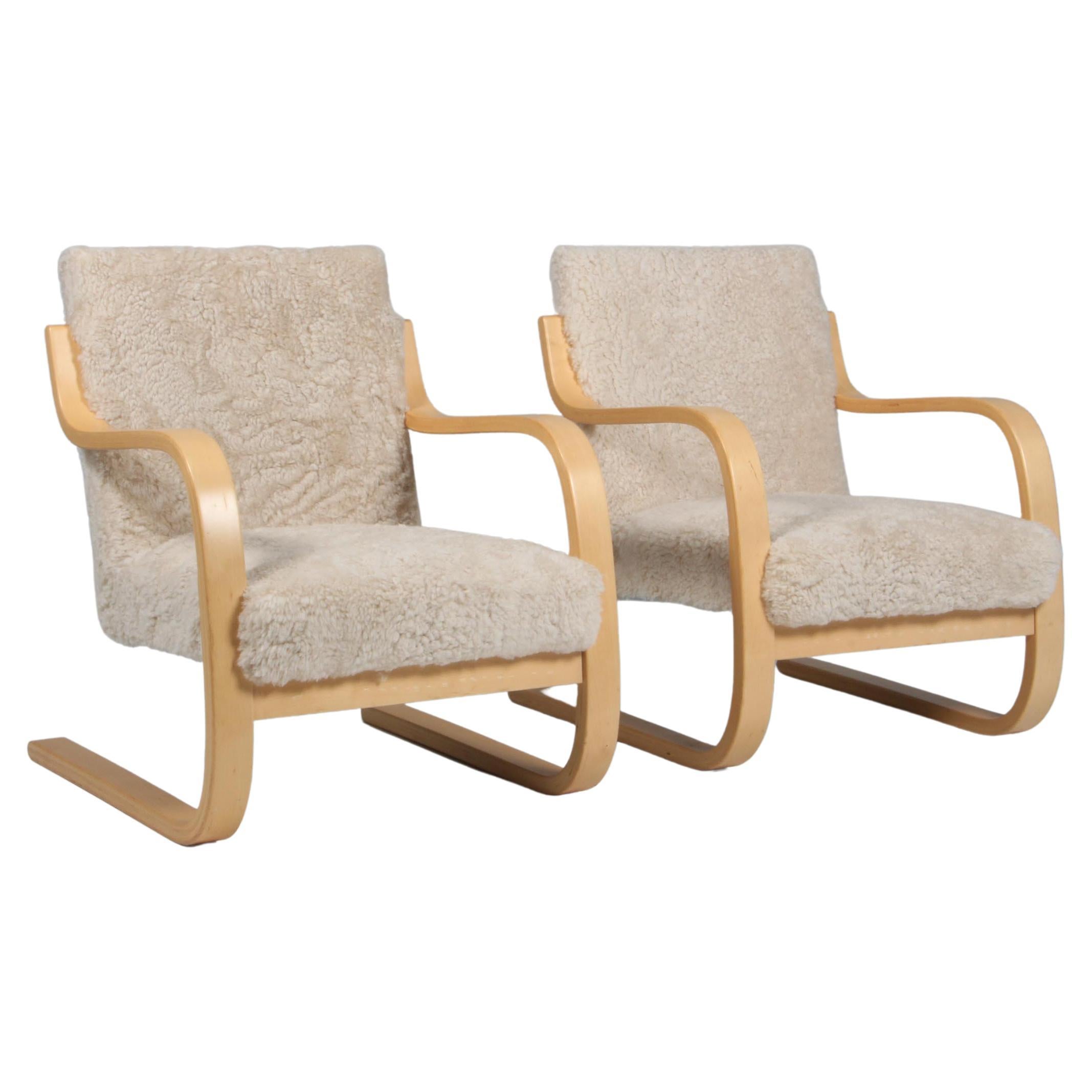 Alvar Aalto 402 Serie, Paar  Sessel für Artek, um 1960, Lammfell im Angebot