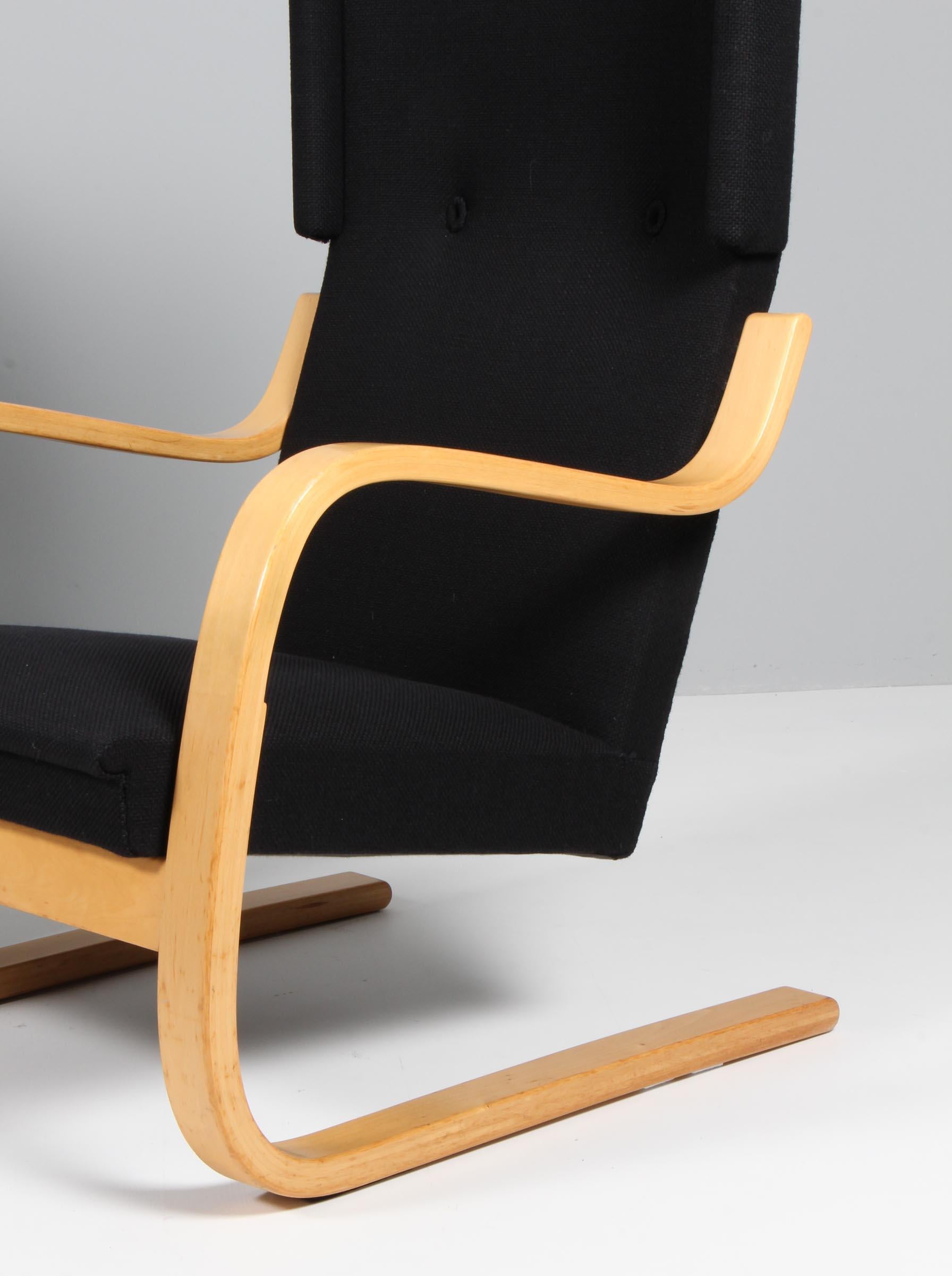 Finnish Alvar Aalto 402 Series pair of  wingback chairs for Artek, circa 1960,