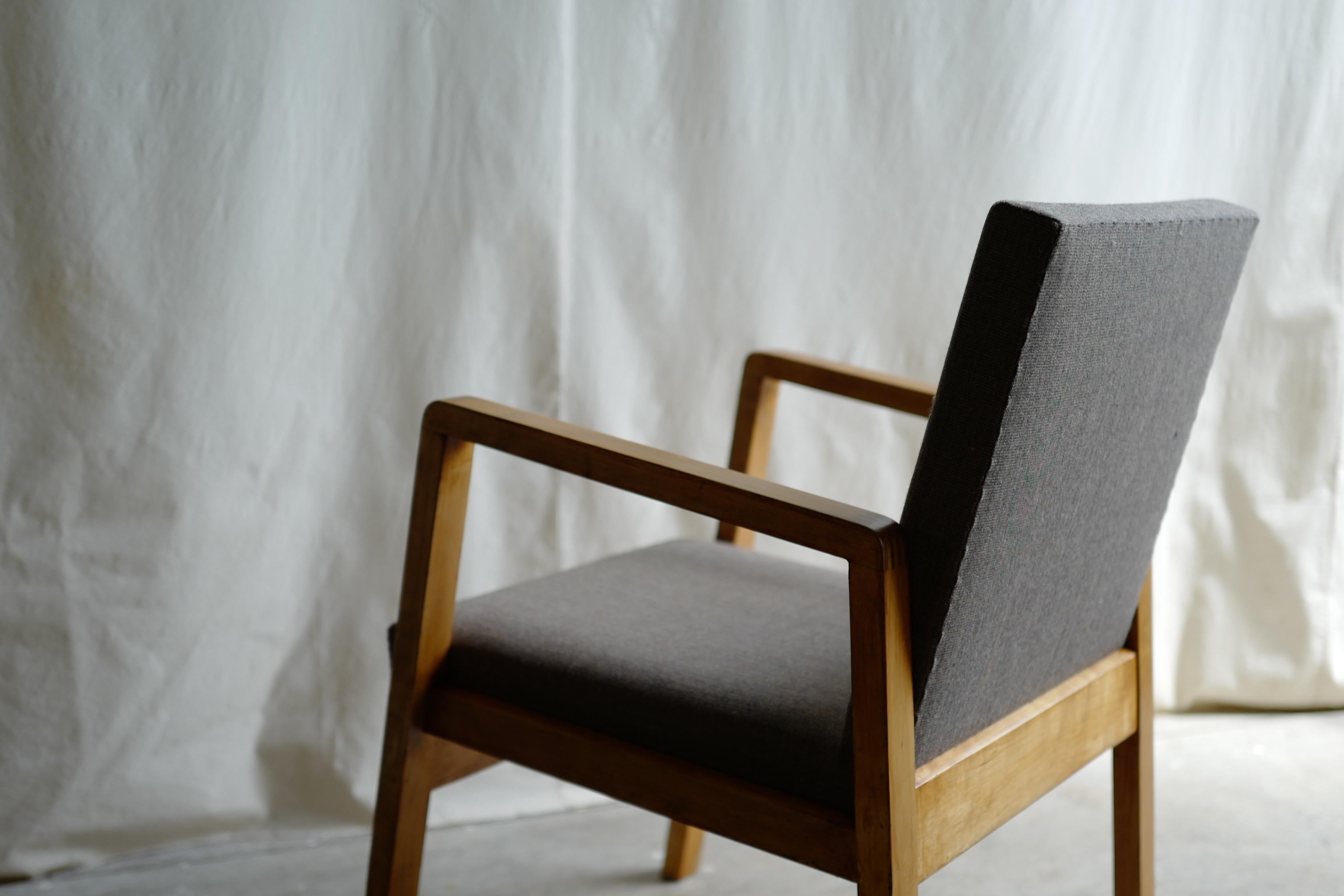 40s 403 hallway chair.
Upholstery by Kvadrat canvas.