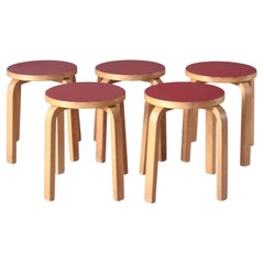 Alvar Aalto 5 taburetes tempranos con patas en L "Modelo 60" Linóleo rojo y abedul, Finlandia, años 60