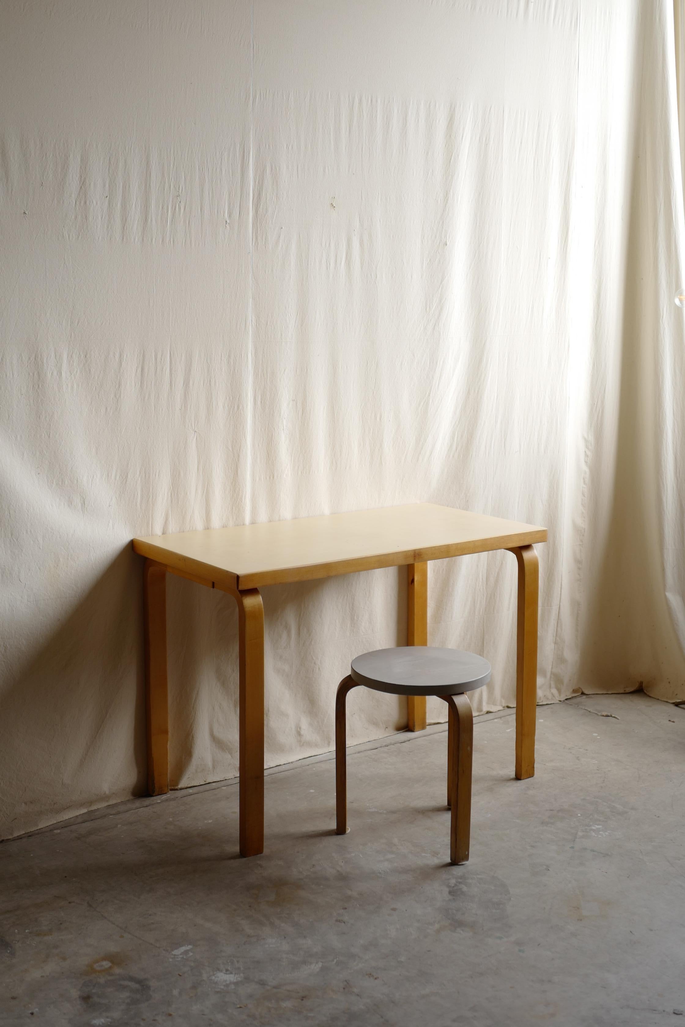 table alvar aalto 50's en linoleum beige . état d'origine et grande patine.