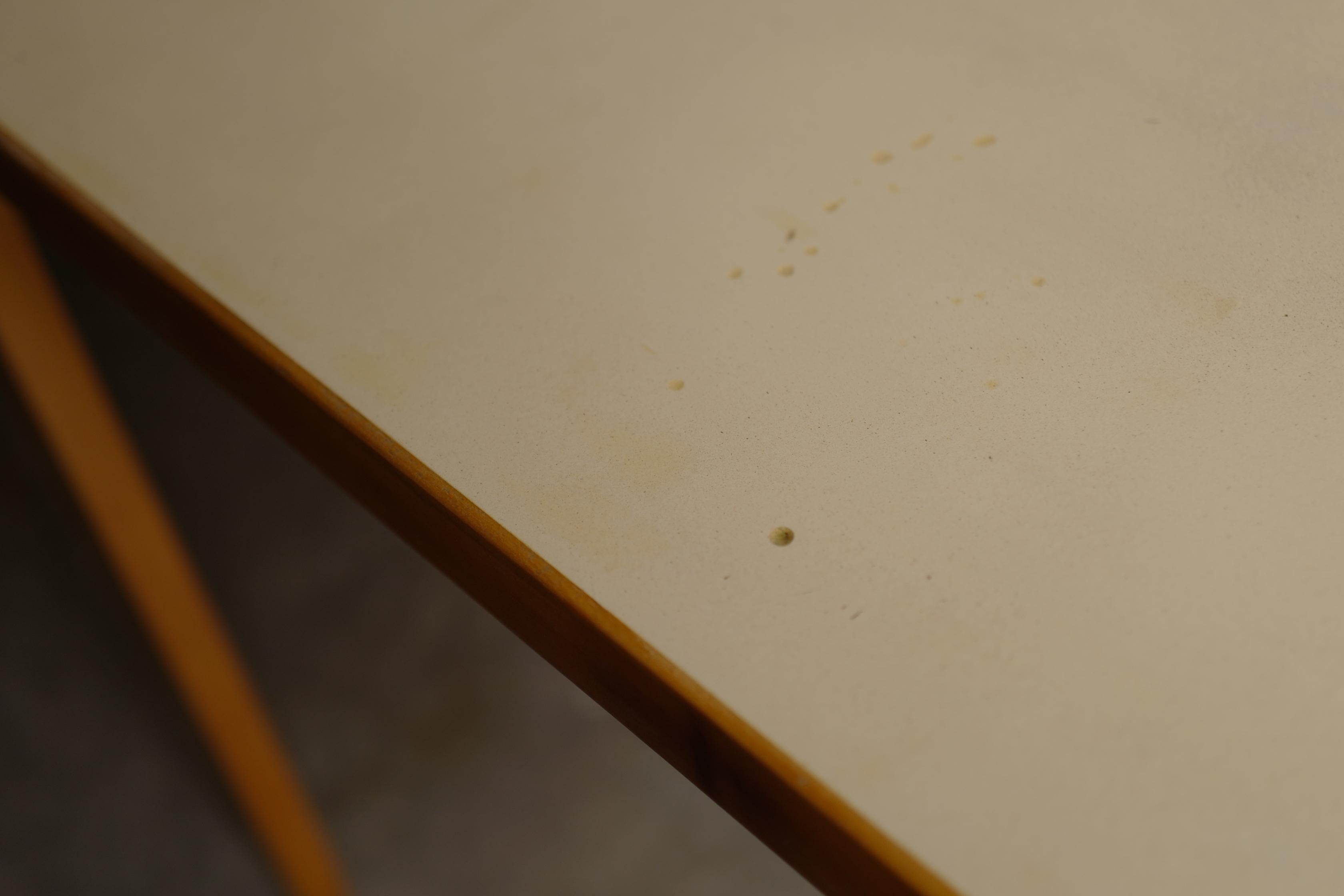 Modern alvar aalto 50's beige linoleum table  For Sale