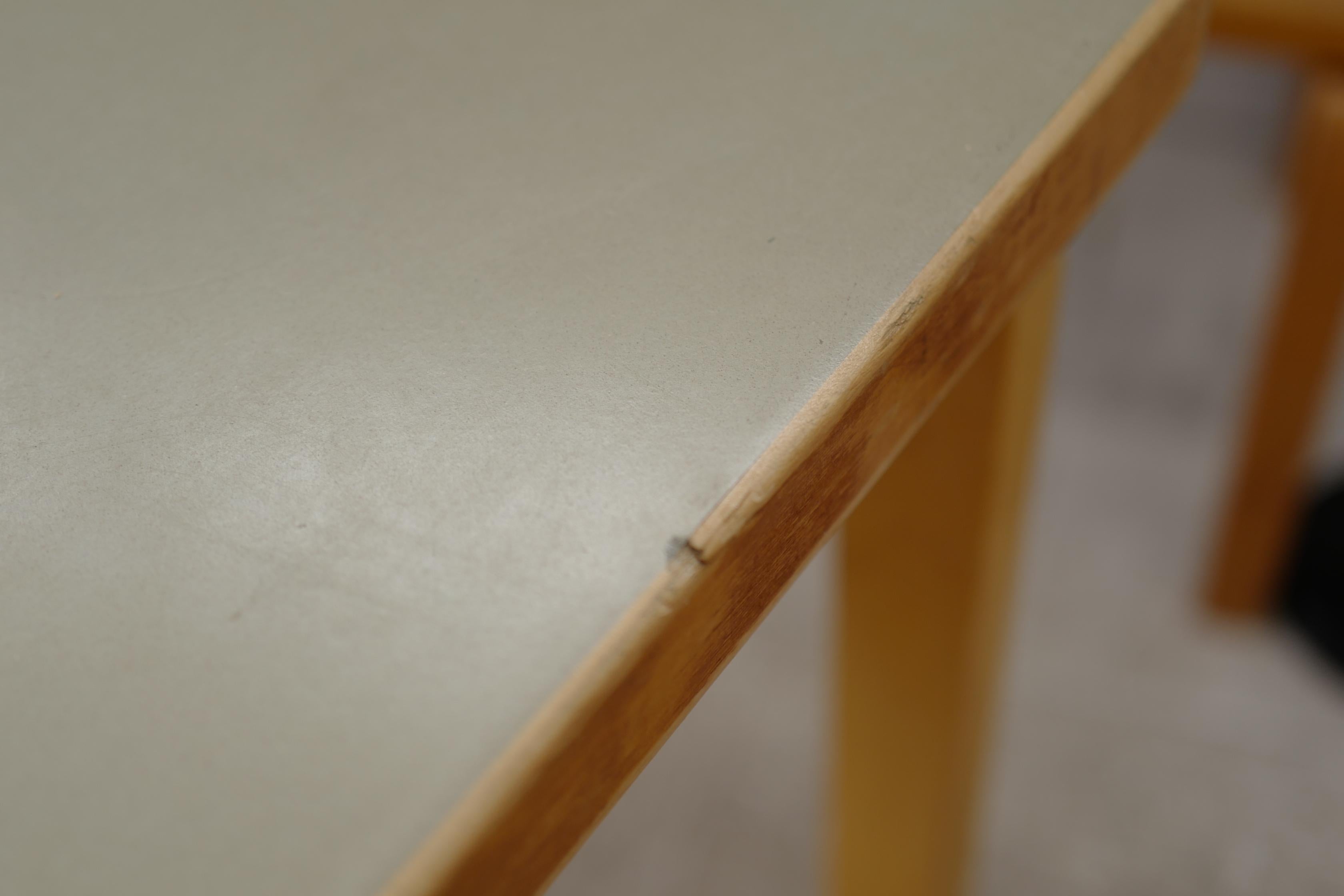 Laqué Table en linoléum gris alvar aalto des années 50  en vente
