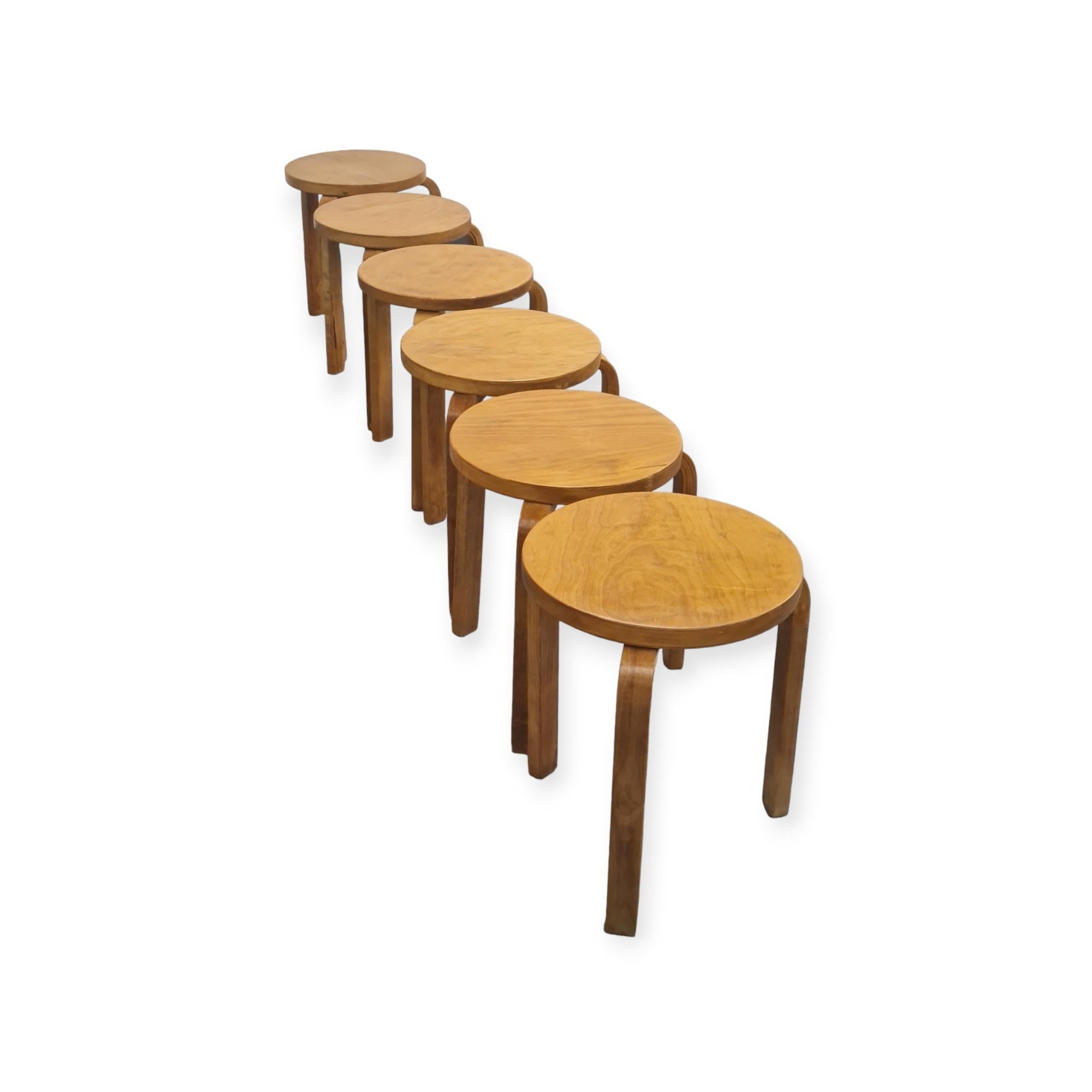 Diese sechs ikonischen Hocker von Alvar Aalto aus den 1930er Jahren sind schöne und platzsparende Möbelstücke von zeitlosem Design. Die Beine werden ohne komplizierte Verbindungselemente direkt an der Unterseite des Rundsitzes montiert. Die Hocker