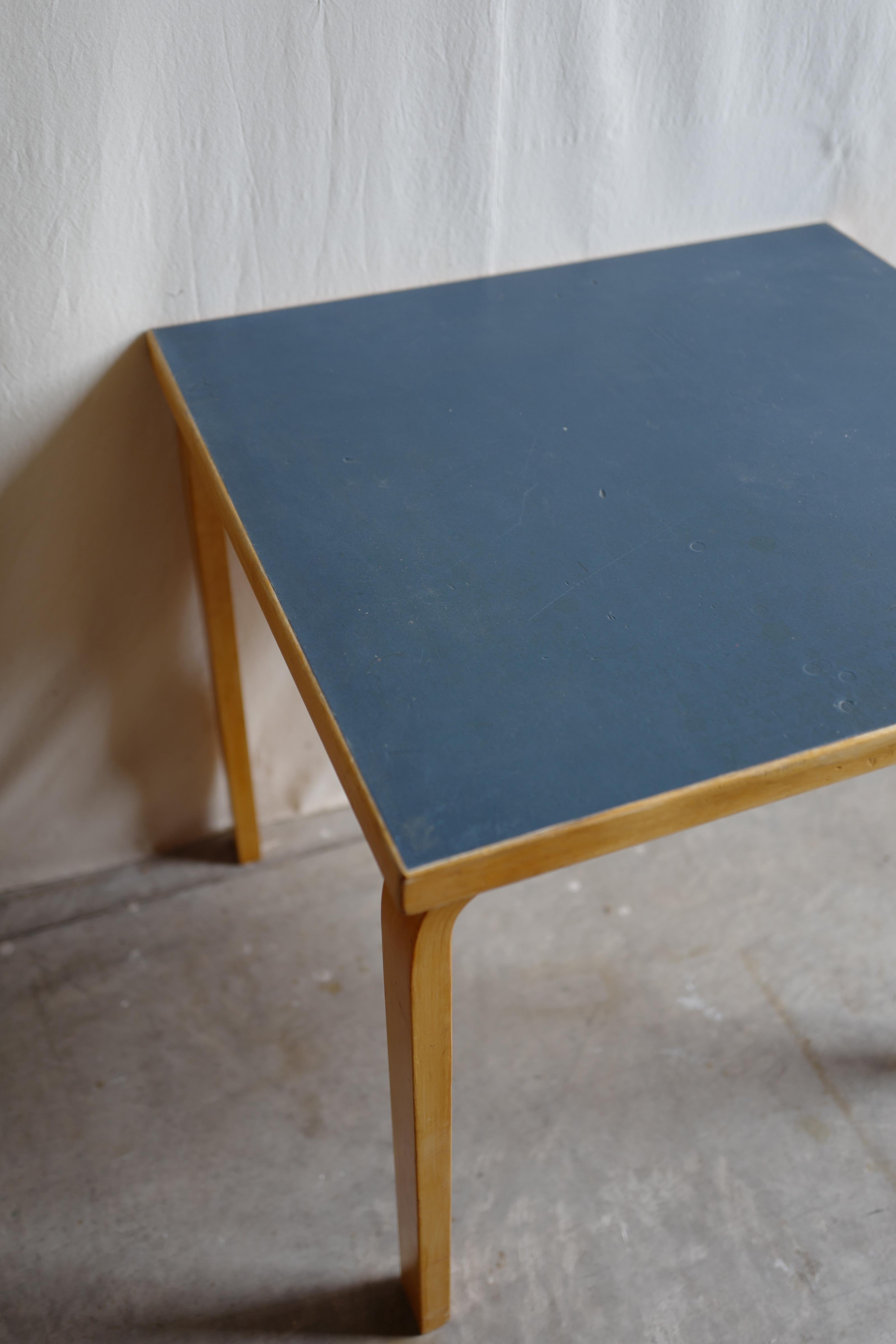 alvar aalto mesa de linóleo azul de los años 60 en venta 2